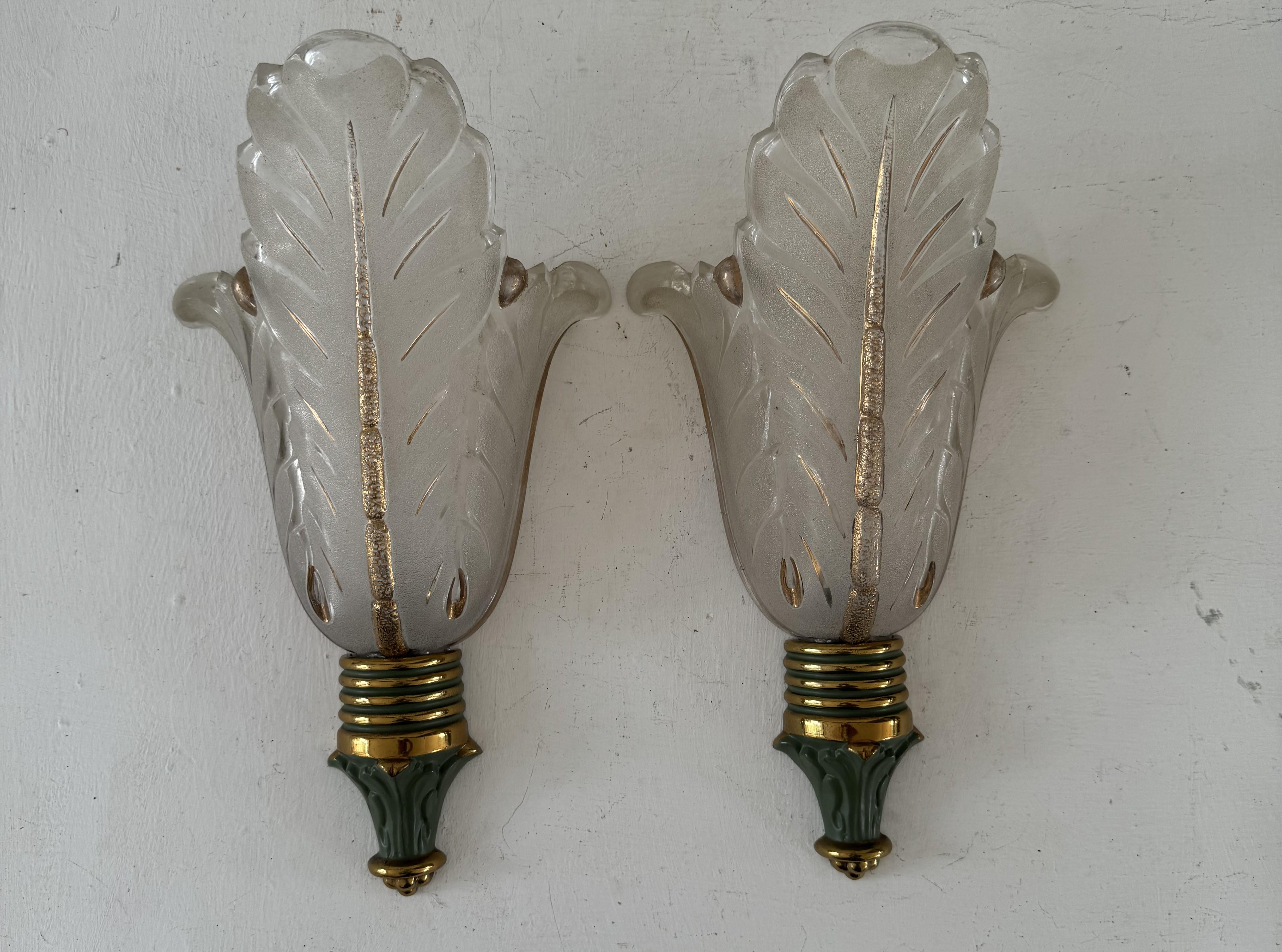 Ottone Coppia di lampade Art Deco in ottone e vetro di Ezan, Francia, circa anni '40 in vendita