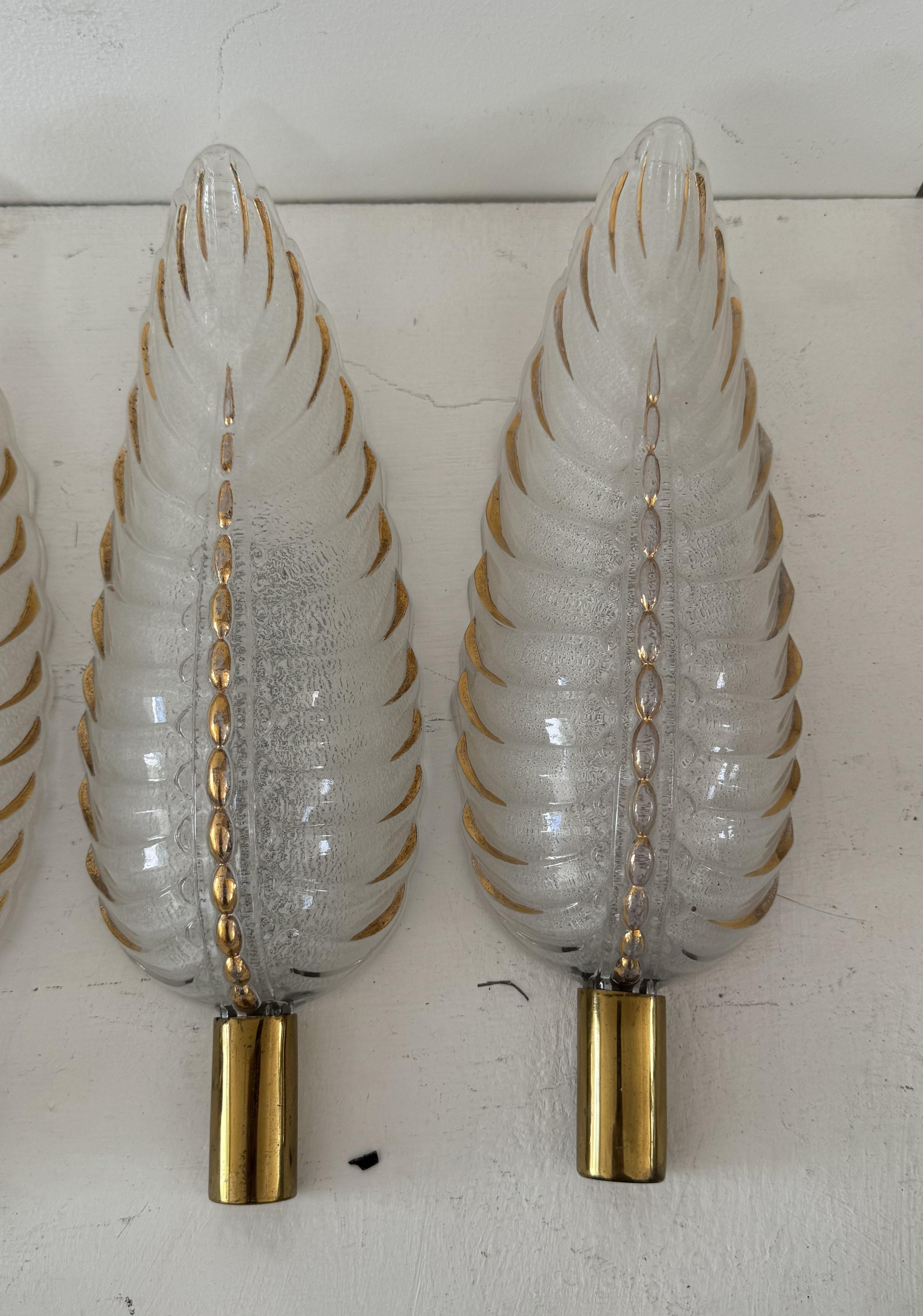Coppia di appliques Art Deco in vetro pressato e ottone prodotte da Ezan in Francia negli anni '40 circa 
Can presenta leggere variazioni di patinatura che possono essere facilmente lucidate. 
Ricablati e contenenti ciascuno una lampadina a