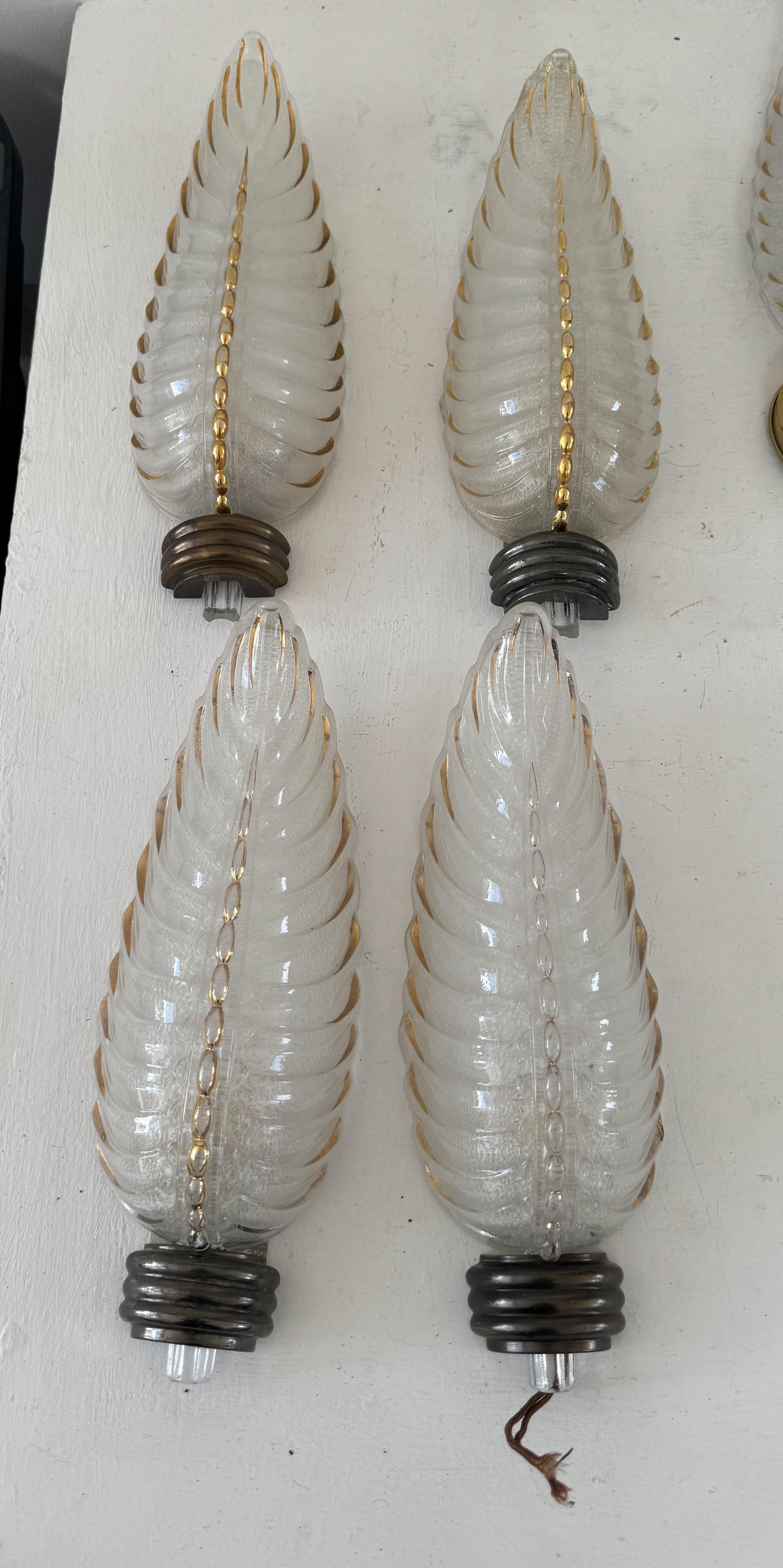 Coppia di appliques Art Deco in vetro pressato e ottone prodotte da Ezan in Francia negli anni '40 circa 
Can presenta leggere variazioni di patinatura che possono essere facilmente lucidate. 
2 coppie disponibili.
Ricablati e contenenti ciascuno