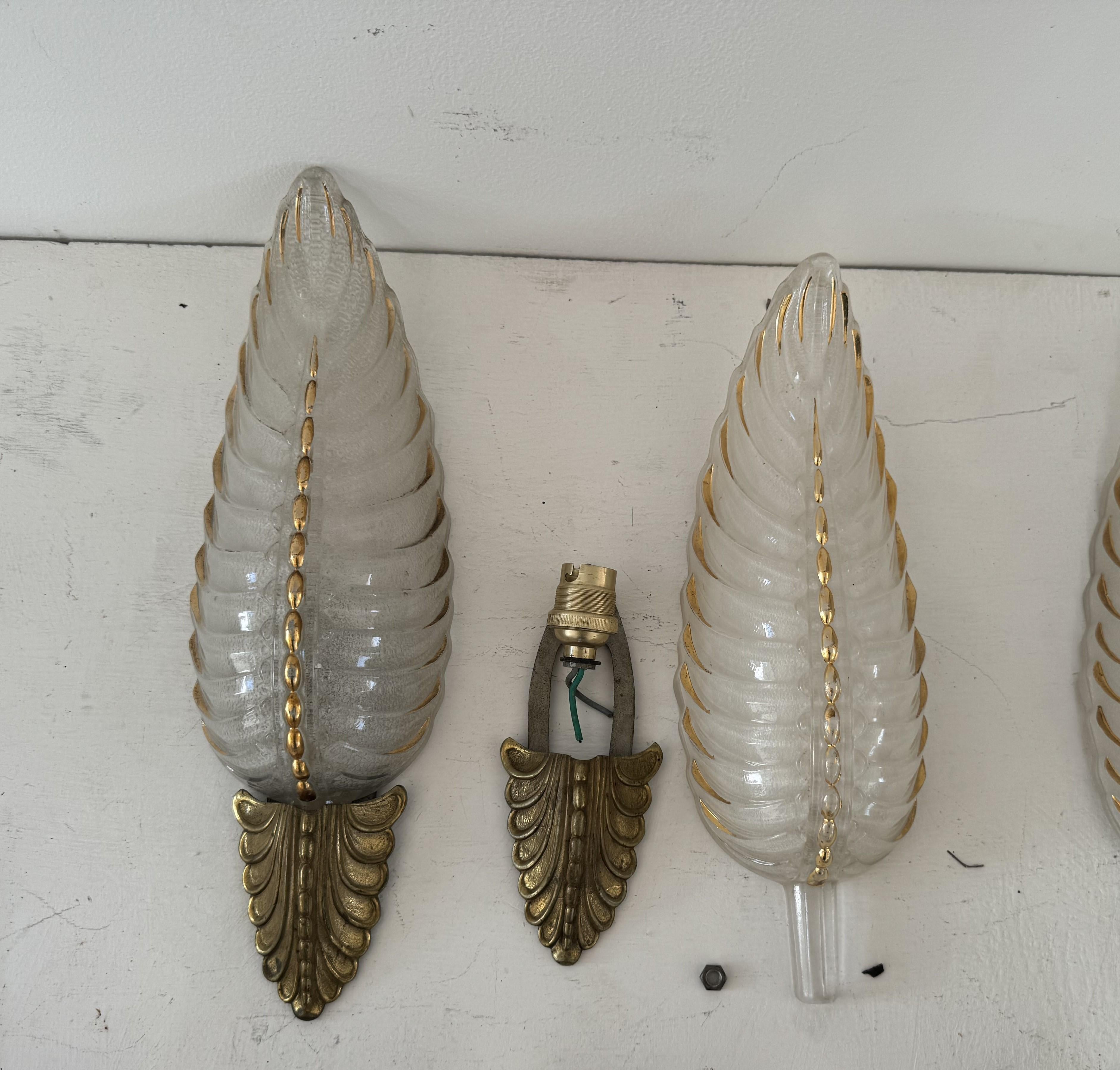 Art Déco Coppia di lampade Art Deco in ottone e vetro firmate Ezan, Francia, circa anni '40 in vendita