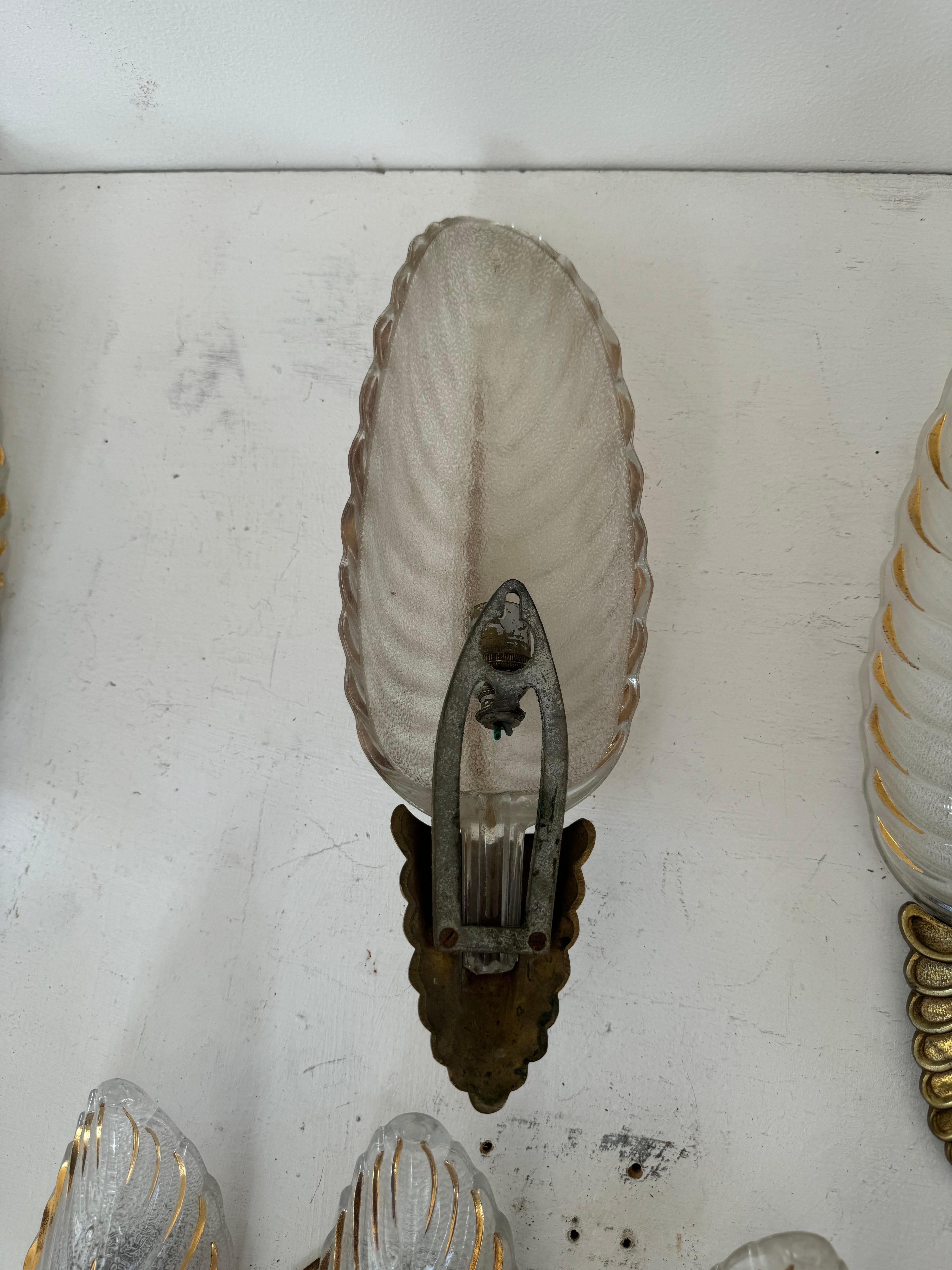 Francese Coppia di lampade Art Deco in ottone e vetro firmate Ezan, Francia, circa anni '40 in vendita