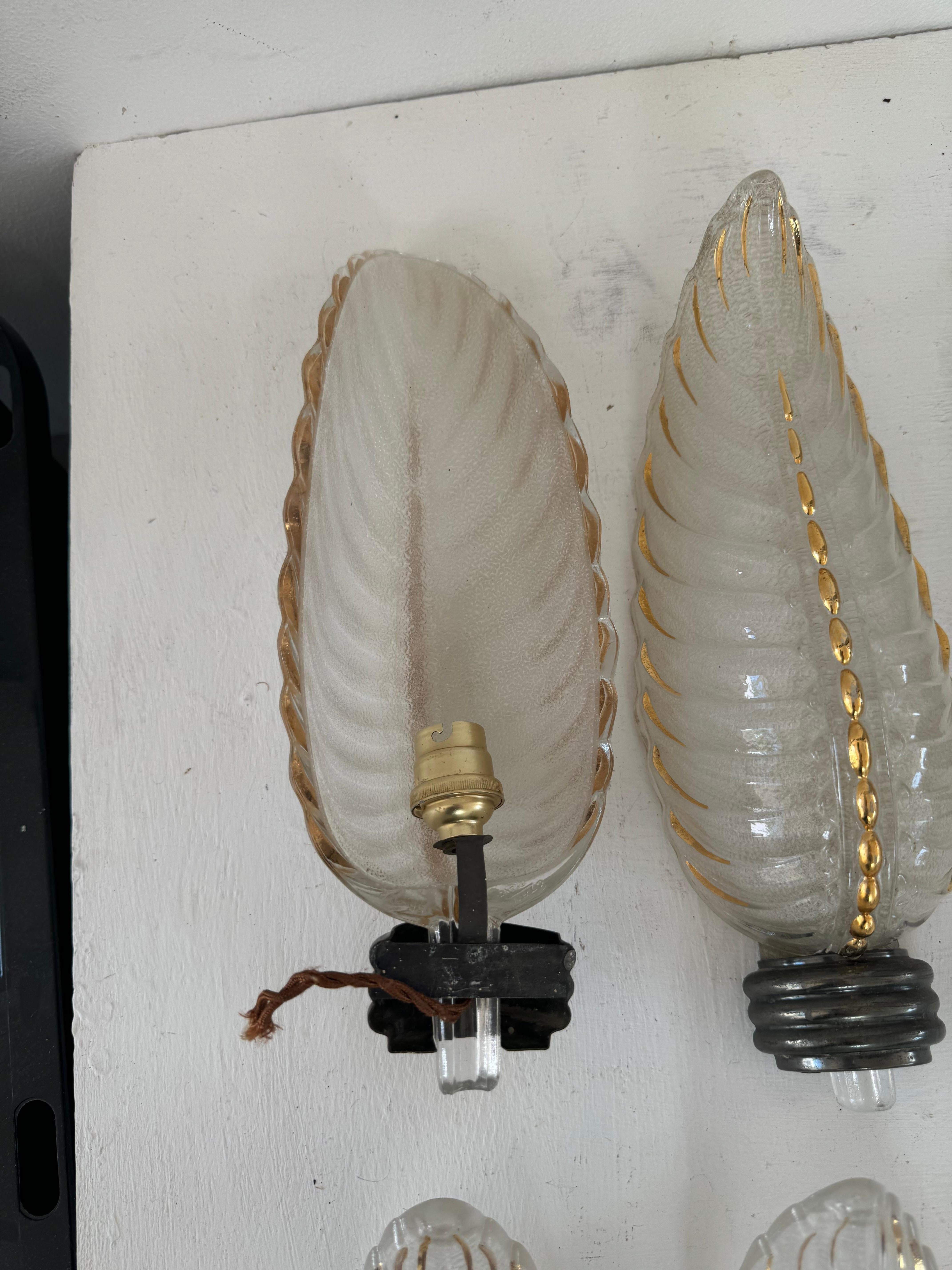 Metà XX secolo Coppia di lampade Art Deco in ottone e vetro firmate Ezan, Francia, circa anni '40 in vendita