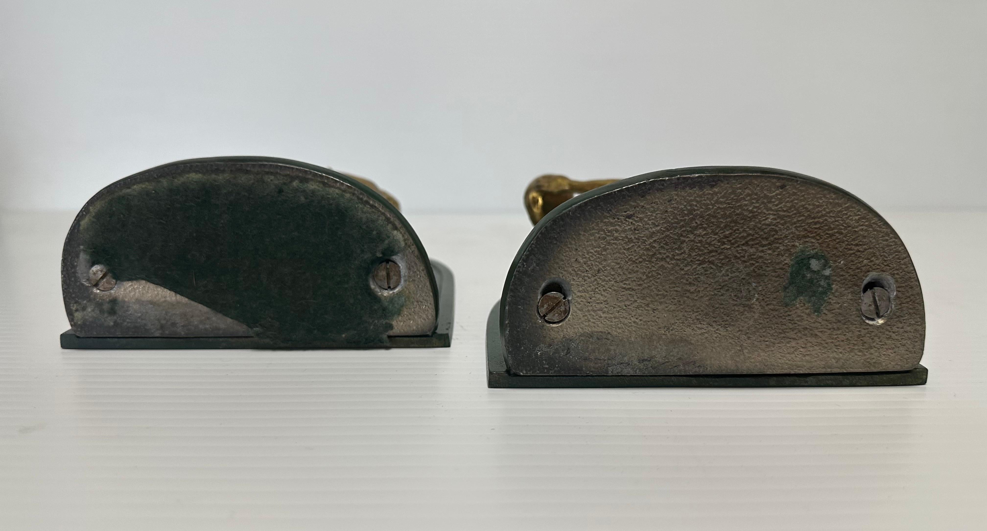 Coppia di reggilibri figurativi in ottone e metallo Art Deco Donna nuda con sfera in vendita 3