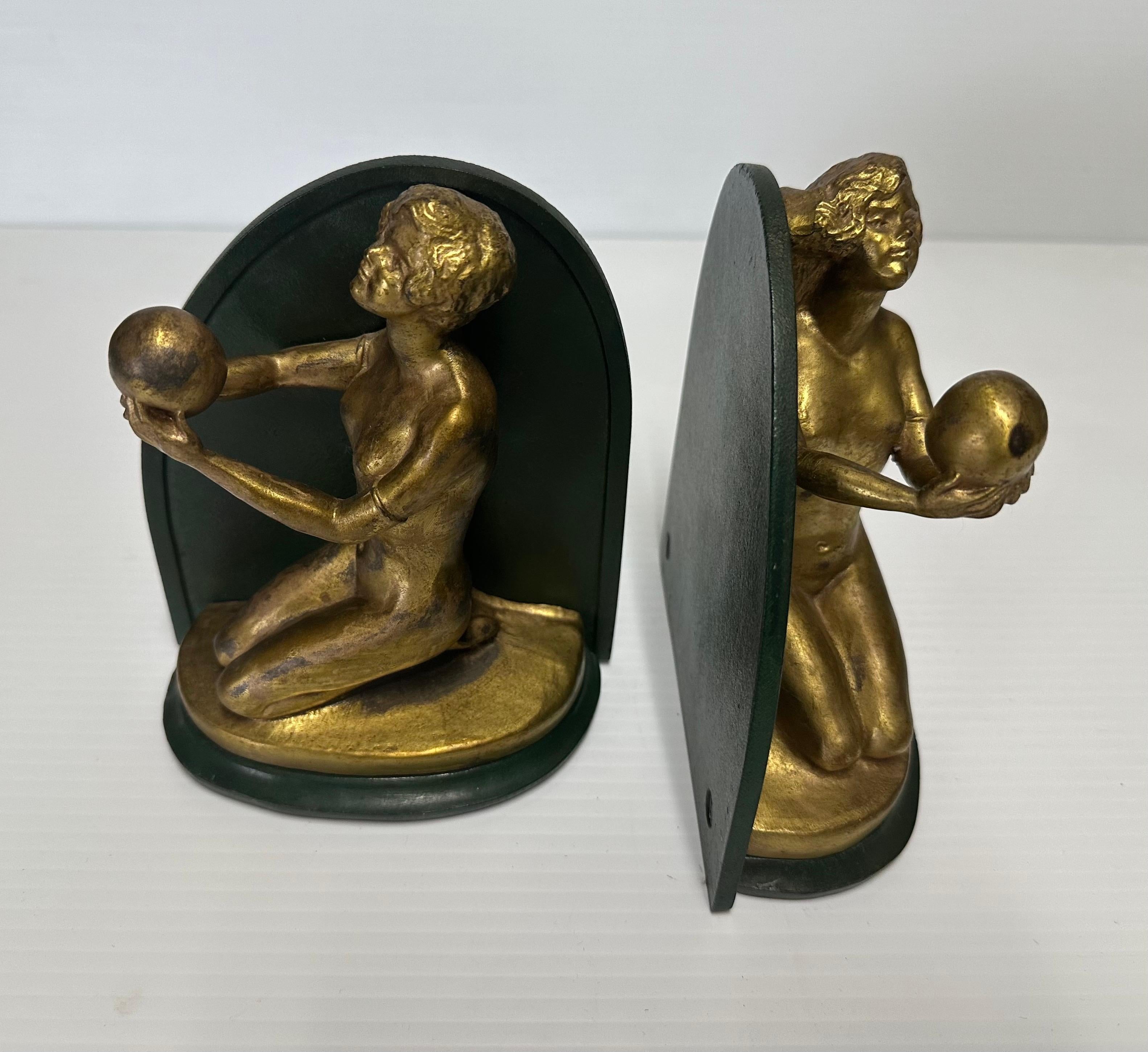 Coppia di reggilibri figurativi in ottone e metallo Art Deco Donna nuda con sfera in vendita 4