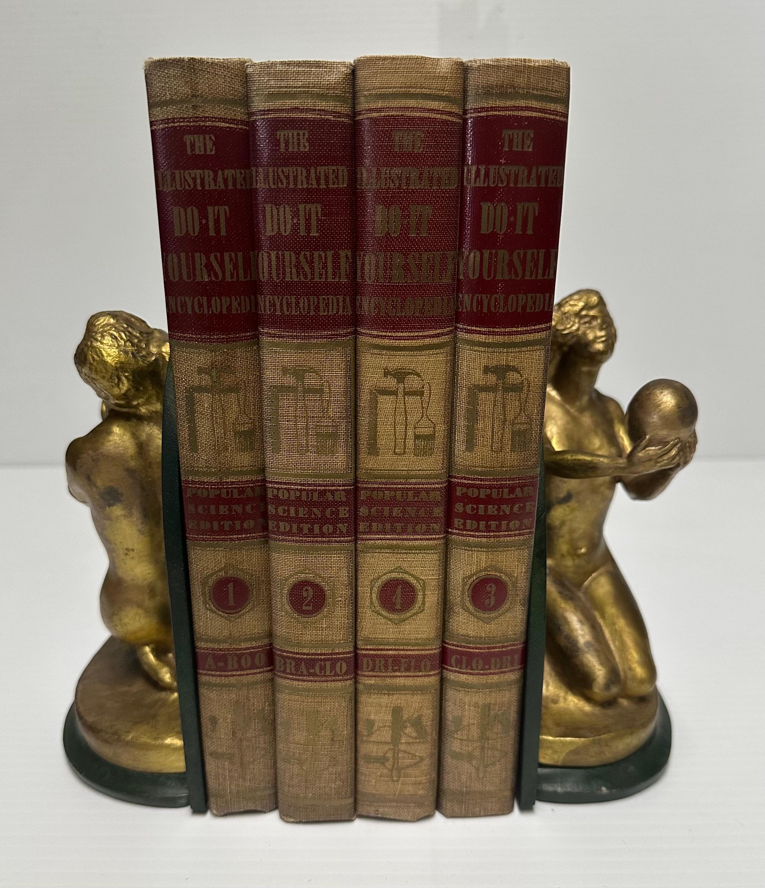 Coppia di reggilibri figurativi in ottone e metallo Art Deco Donna nuda con sfera in vendita 5