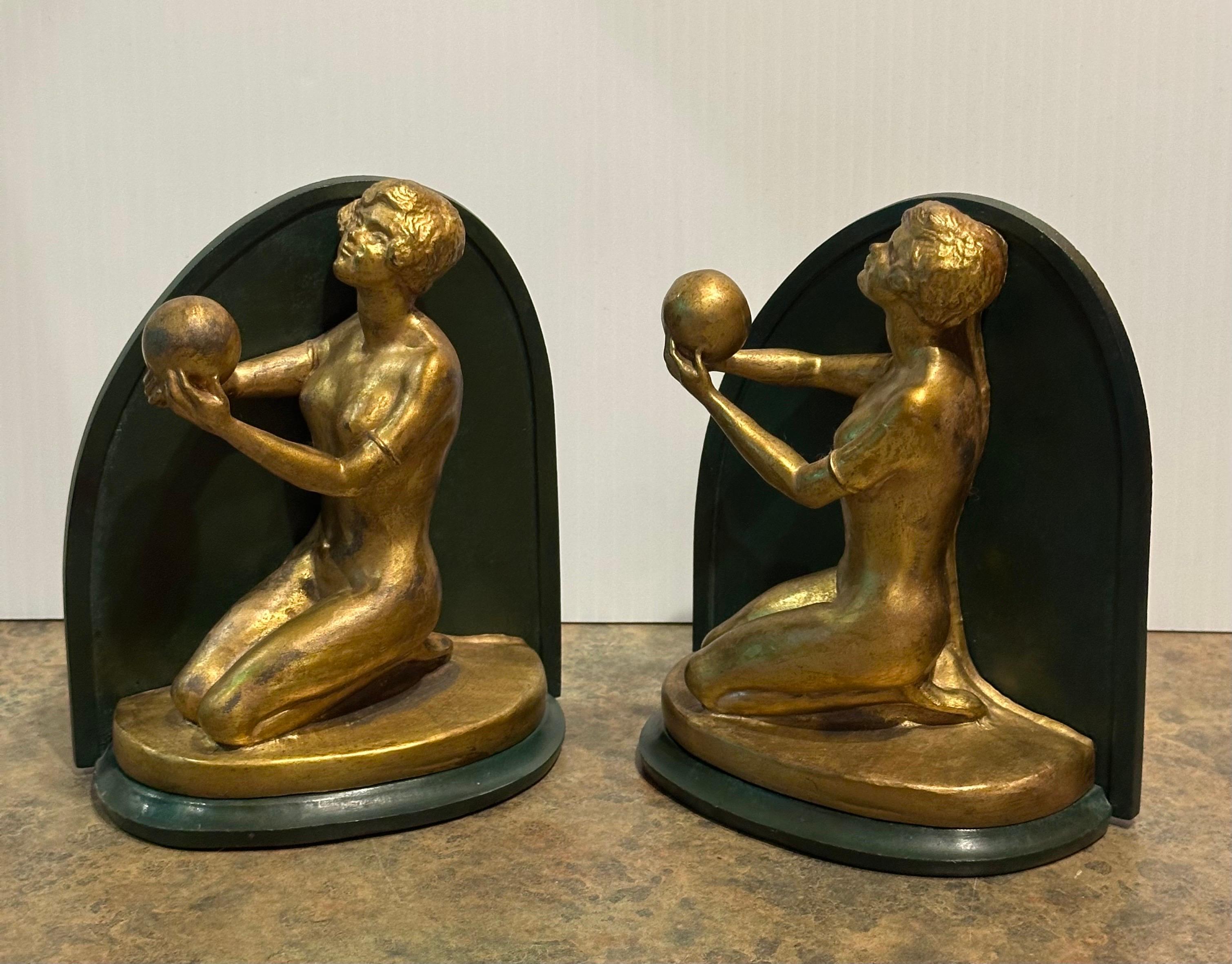 Coppia di reggilibri figurativi in ottone e metallo Art Deco Donna nuda con sfera in vendita 6