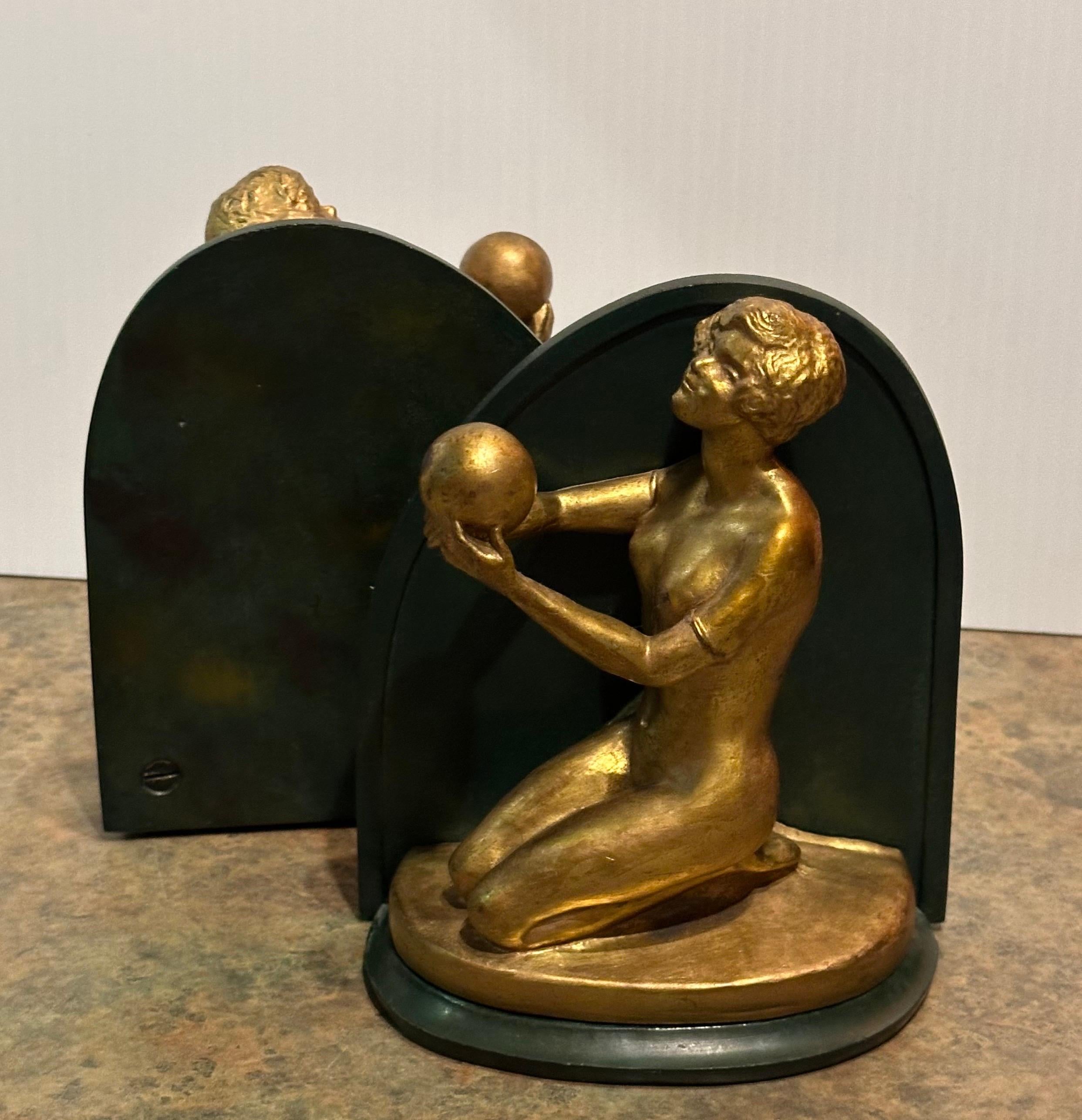 Coppia di reggilibri figurativi in ottone e metallo Art Deco Donna nuda con sfera in vendita 7