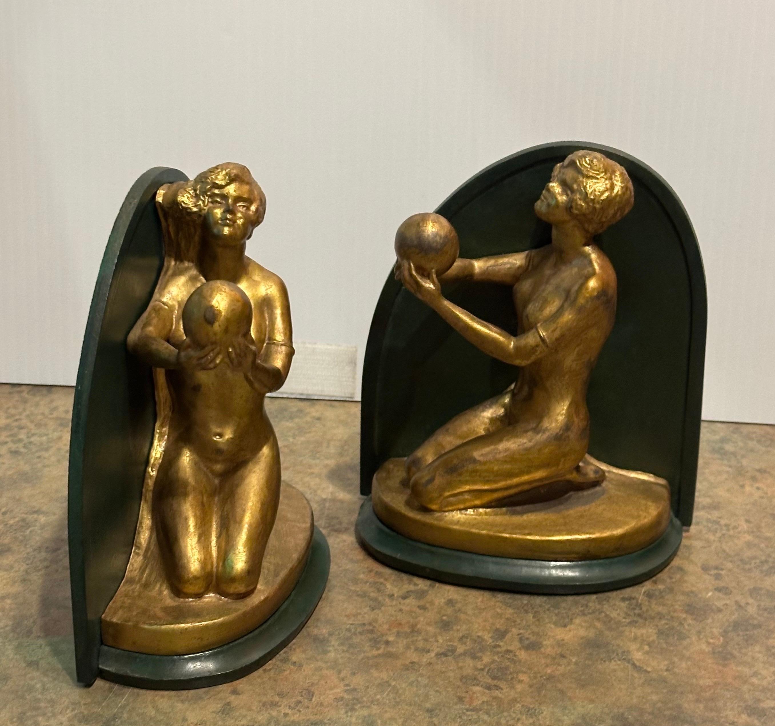 Coppia di reggilibri figurativi in ottone e metallo Art Deco Donna nuda con sfera in vendita 8