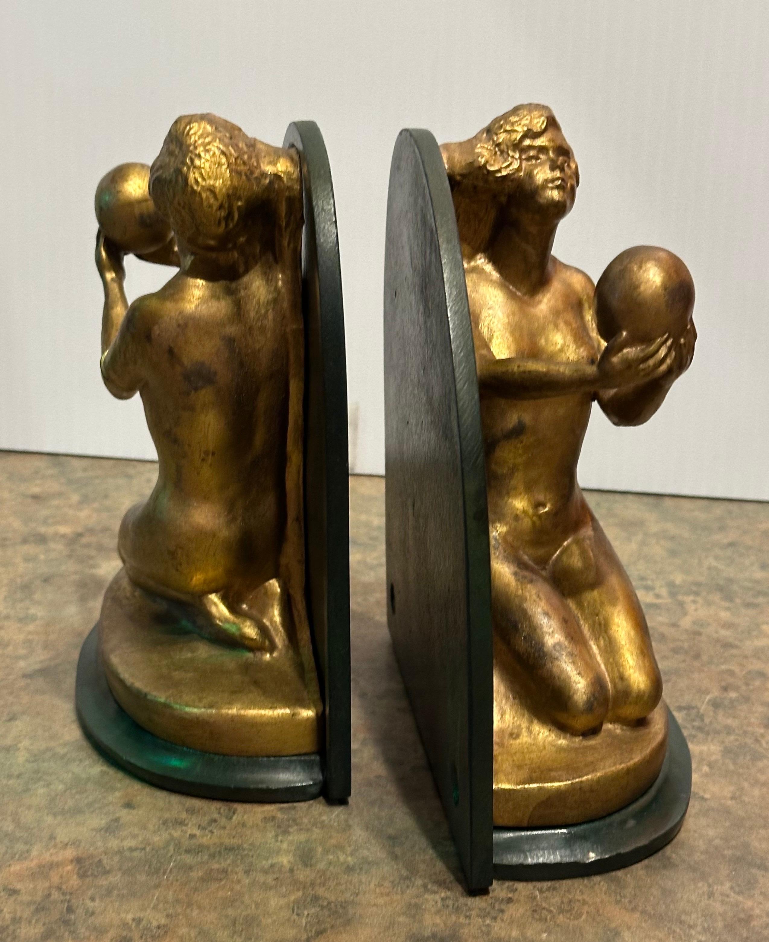 Coppia di reggilibri figurativi in ottone e metallo Art Deco Donna nuda con sfera in vendita 9