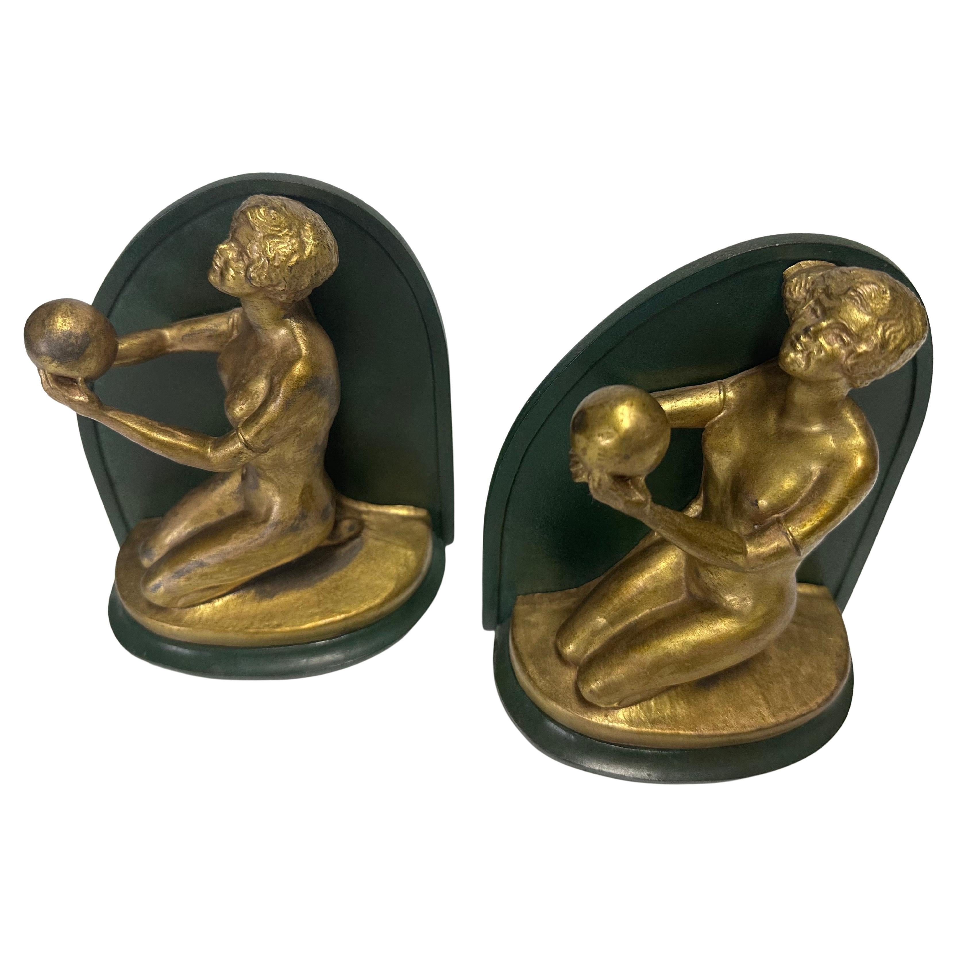 Art Déco Coppia di reggilibri figurativi in ottone e metallo Art Deco Donna nuda con sfera in vendita