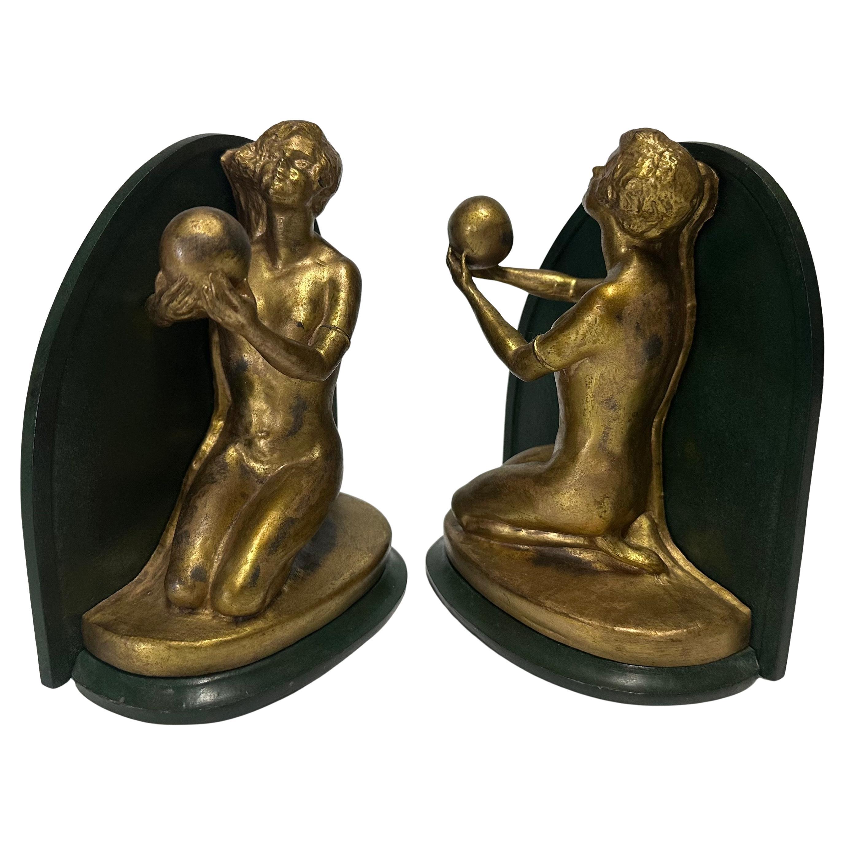 Americano Coppia di reggilibri figurativi in ottone e metallo Art Deco Donna nuda con sfera in vendita