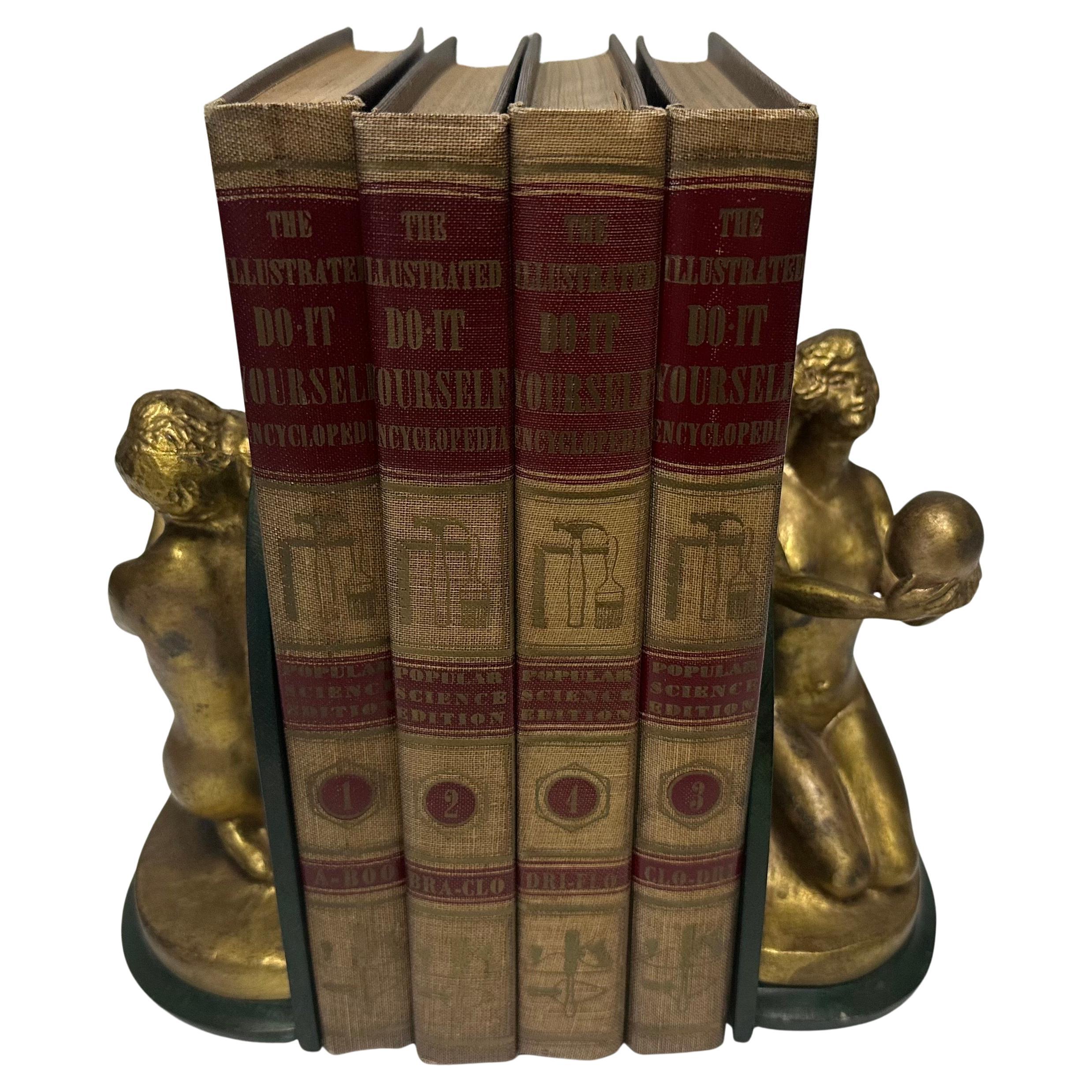 Coppia di reggilibri figurativi in ottone e metallo Art Deco Donna nuda con sfera In condizioni buone in vendita a San Diego, CA