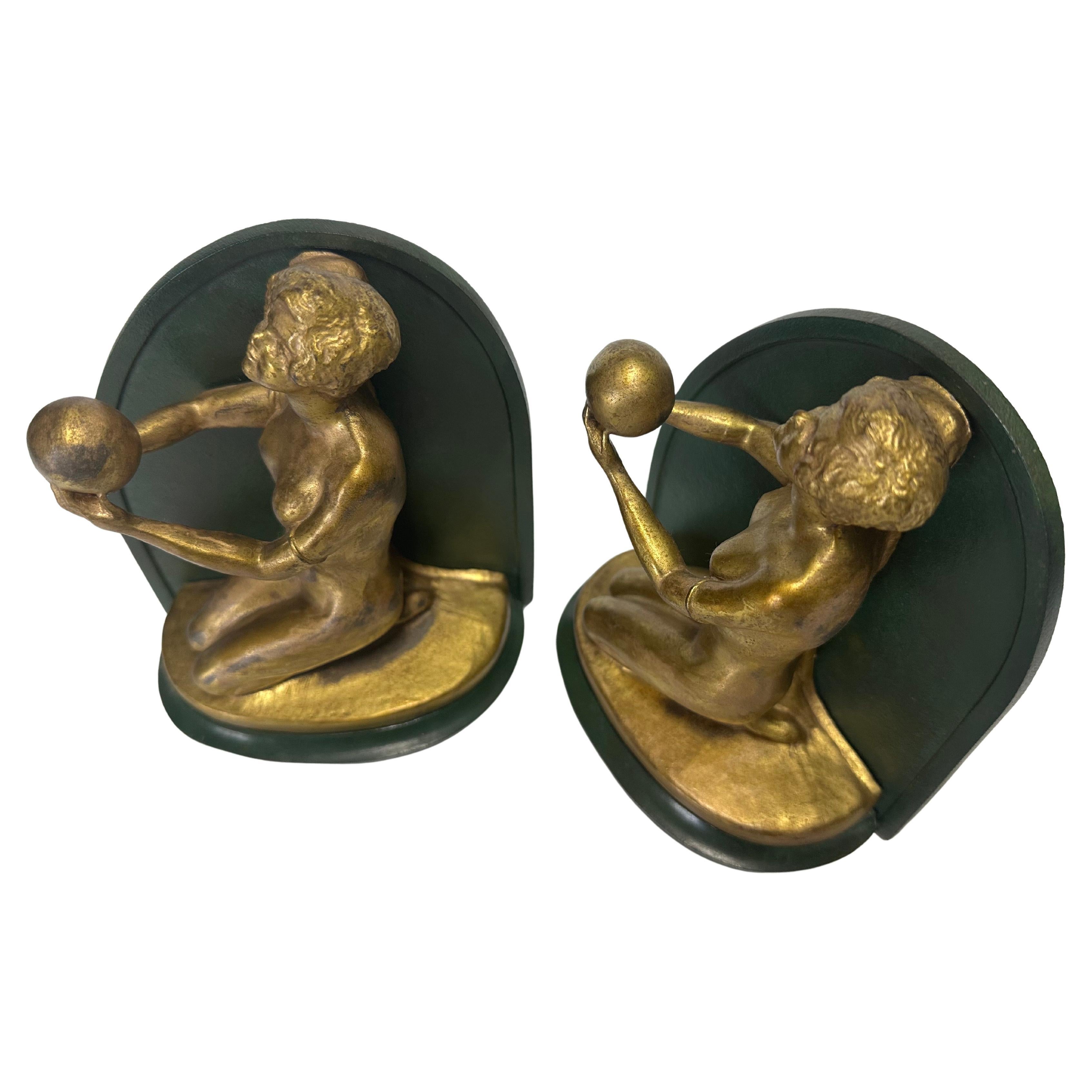 XX secolo Coppia di reggilibri figurativi in ottone e metallo Art Deco Donna nuda con sfera in vendita