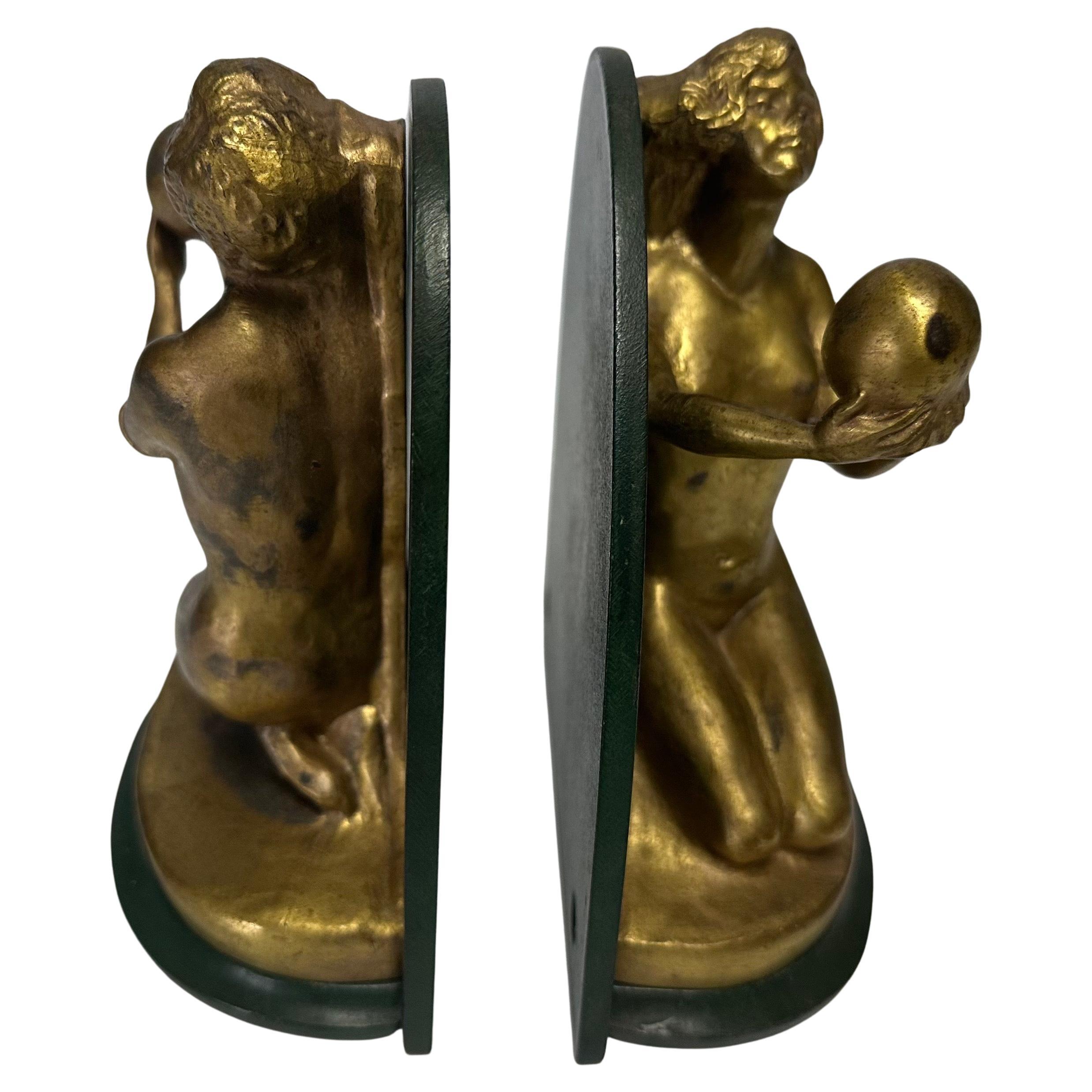 Metallo Coppia di reggilibri figurativi in ottone e metallo Art Deco Donna nuda con sfera in vendita