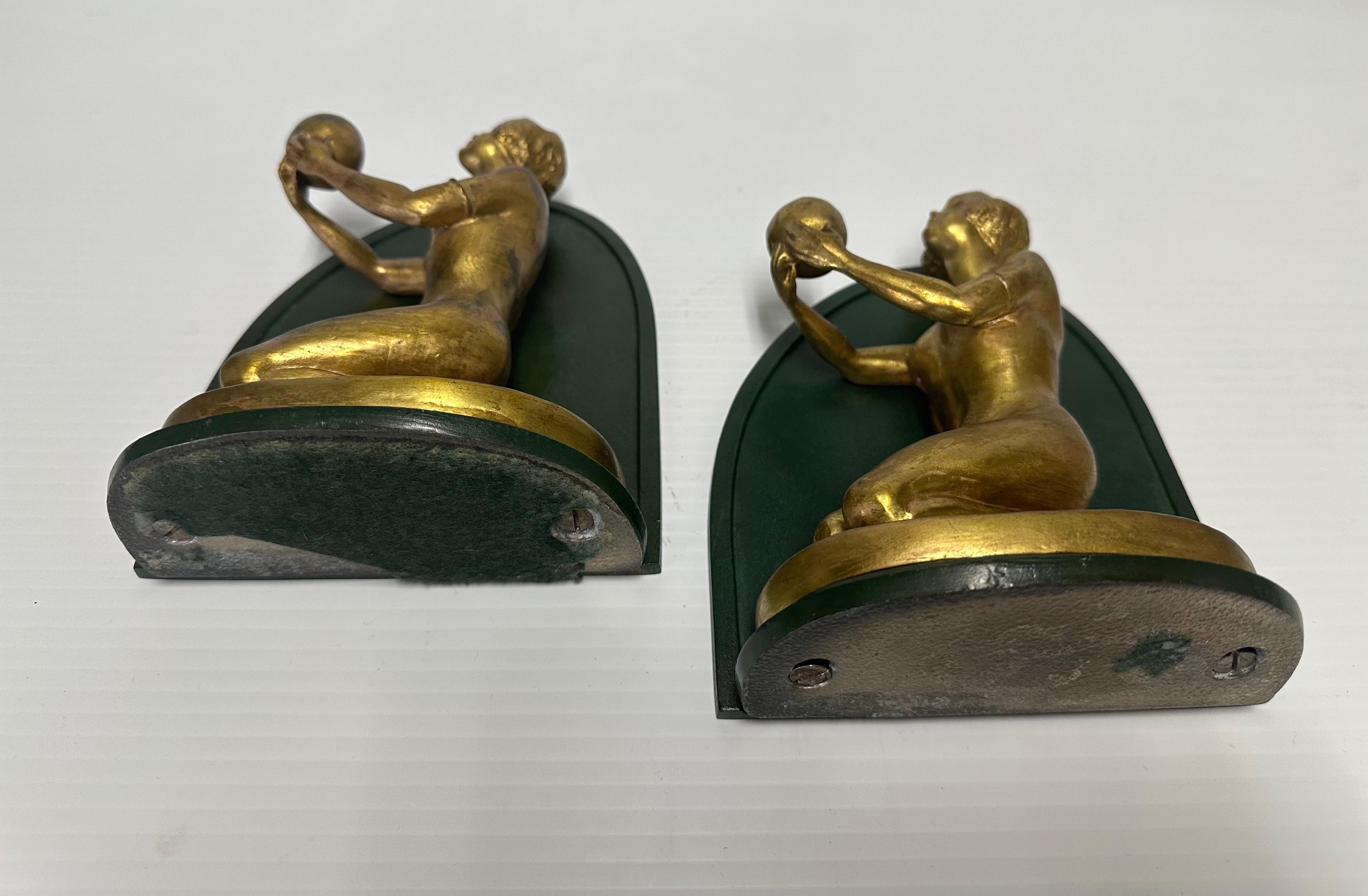 Coppia di reggilibri figurativi in ottone e metallo Art Deco Donna nuda con sfera in vendita 1