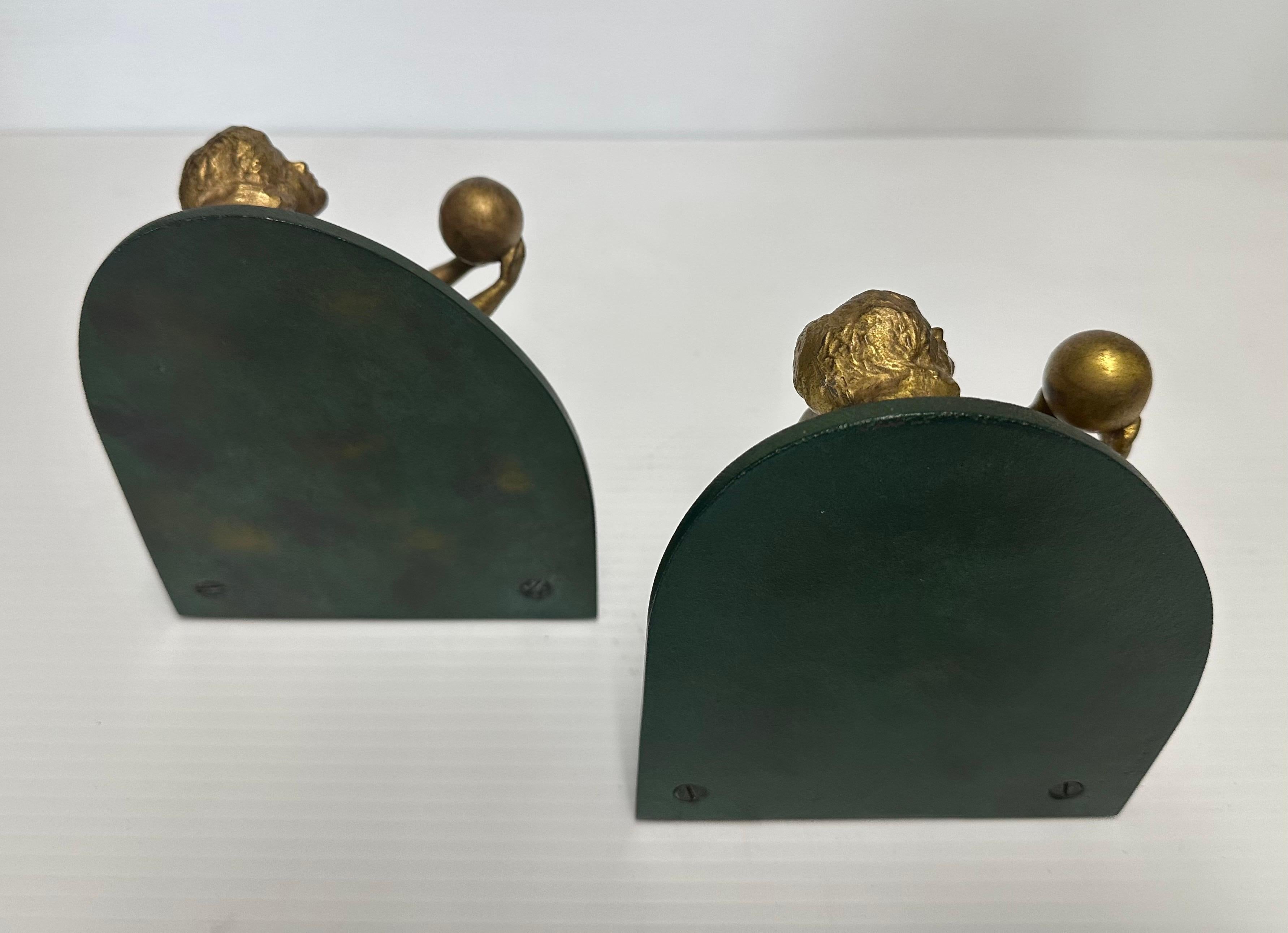 Coppia di reggilibri figurativi in ottone e metallo Art Deco Donna nuda con sfera in vendita 2