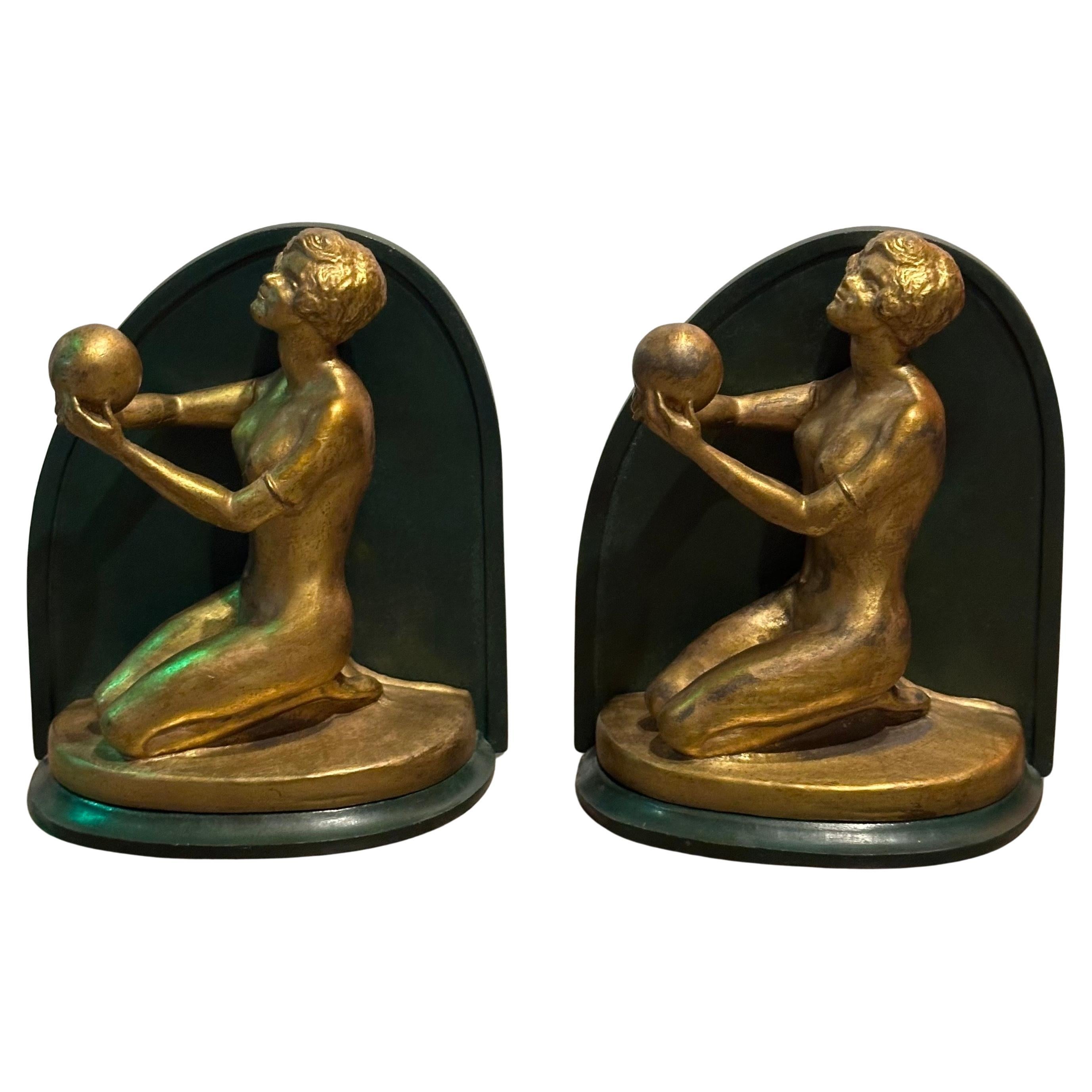 Coppia di reggilibri figurativi in ottone e metallo Art Deco Donna nuda con sfera in vendita