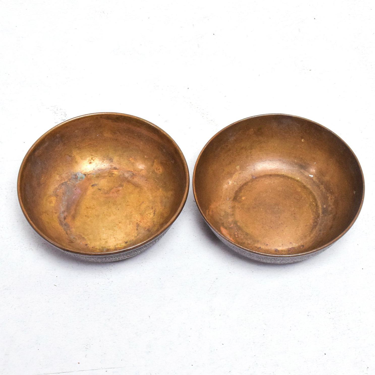For your consideration a pair of Art Deco brass bowls. 
Smooth in the inside with texture in the outside. 

Markings on the back from the maker. 

Measures: 2