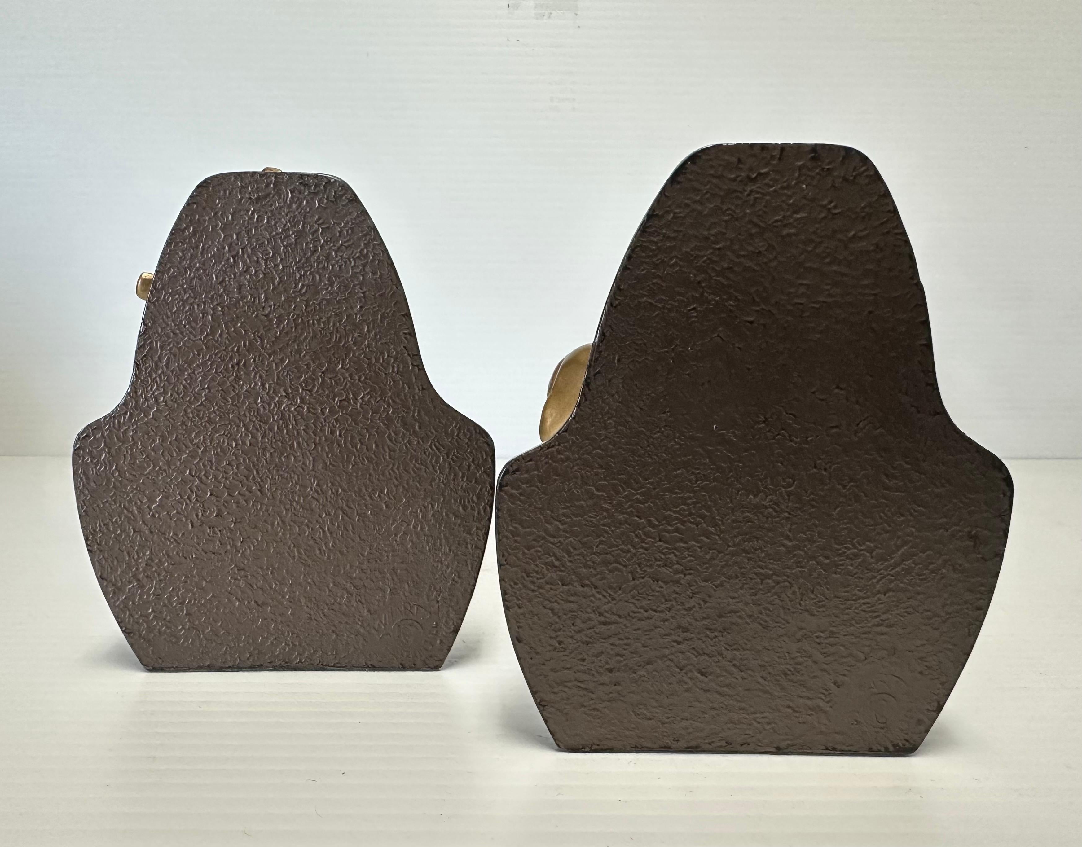 Coppia di reggilibri in ottone Art Deco Arlecchino o Clown musicista su base in metallo in vendita 3