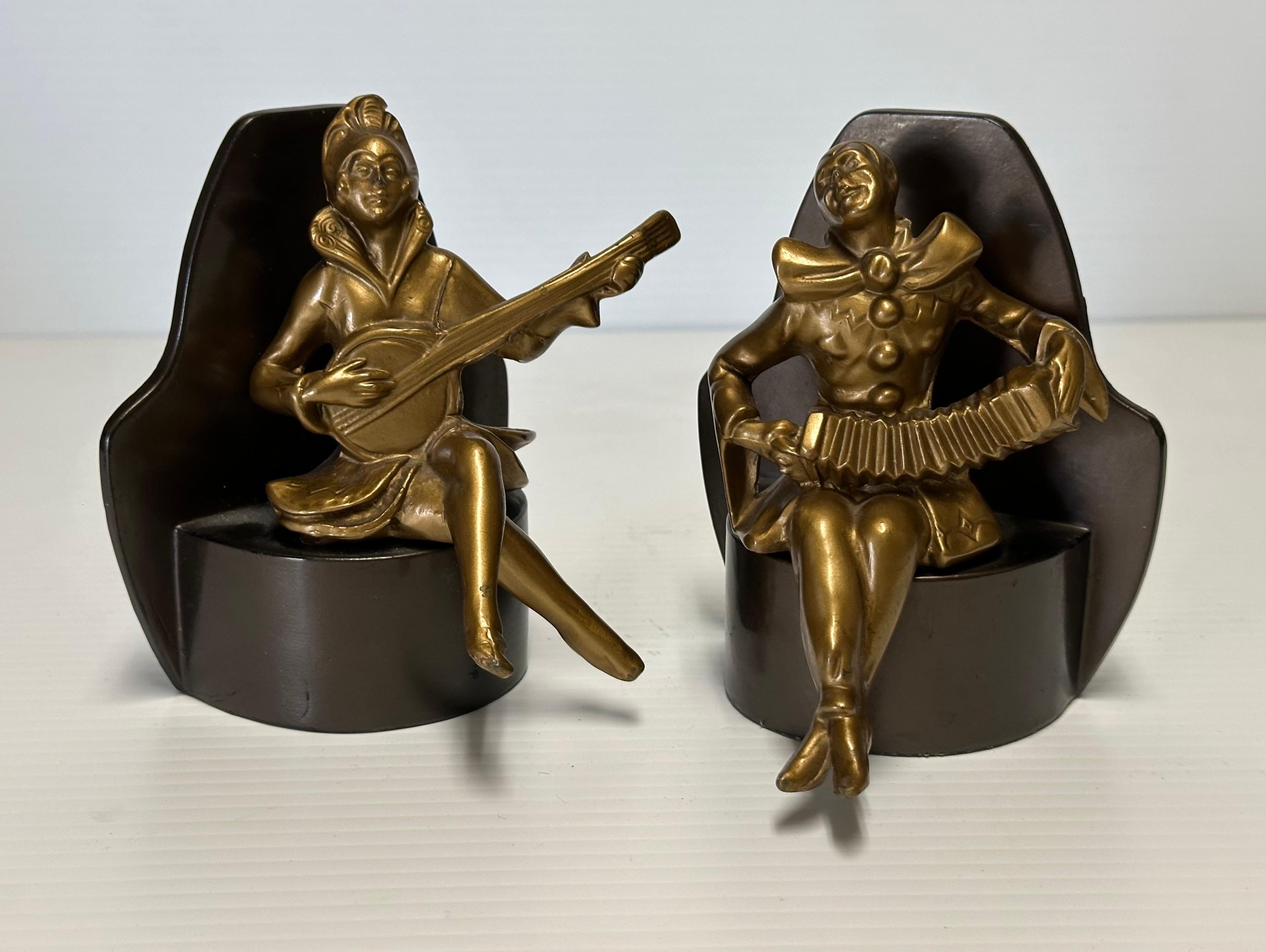 Coppia di reggilibri in ottone Art Deco Arlecchino o Clown musicista su base in metallo in vendita 4