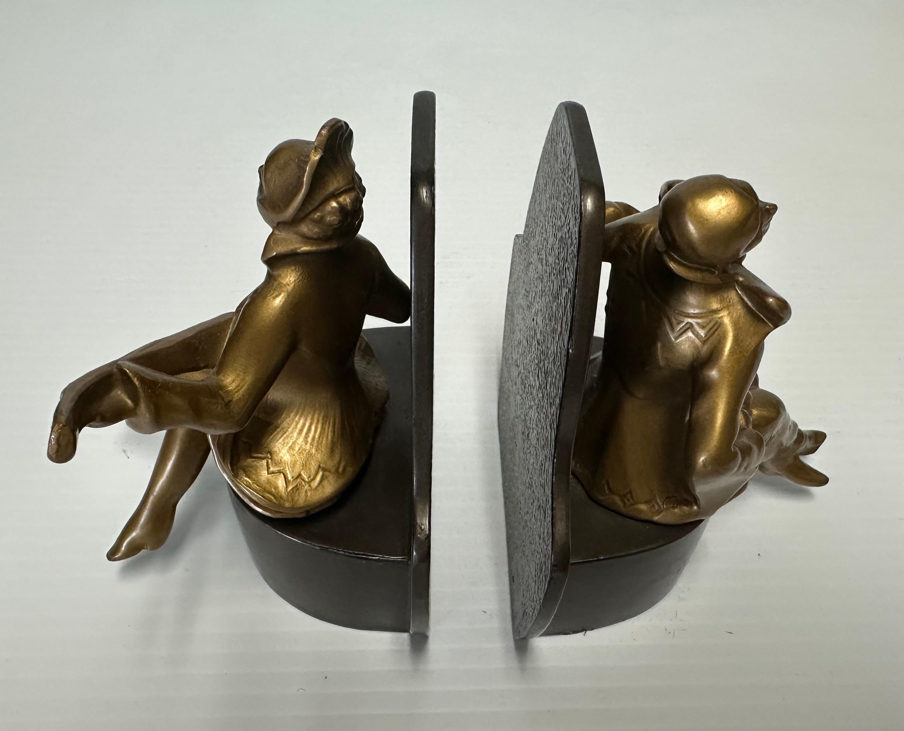 Coppia di reggilibri in ottone Art Deco Arlecchino o Clown musicista su base in metallo in vendita 5