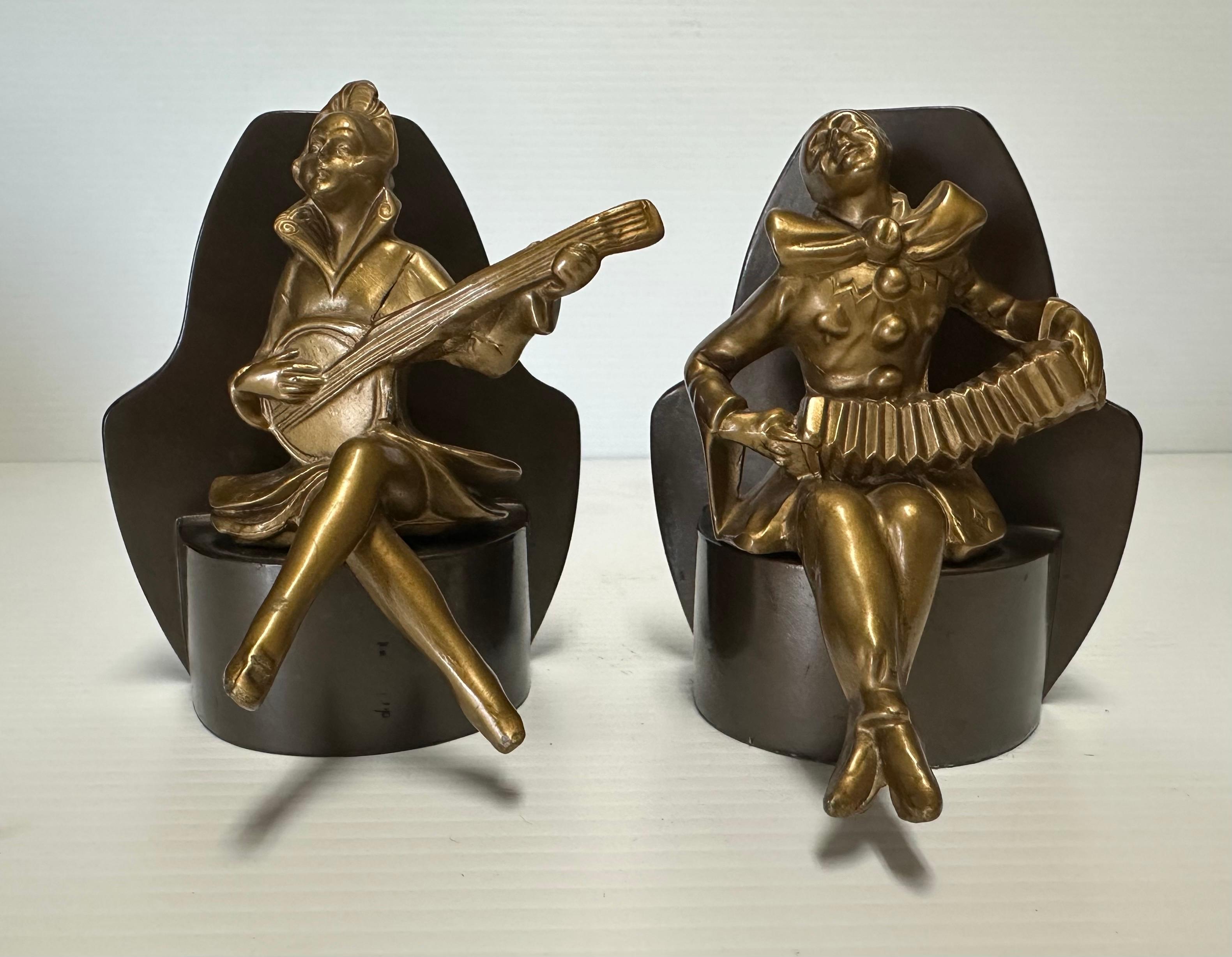 Coppia di reggilibri in ottone Art Deco Arlecchino o Clown musicista su base in metallo in vendita 6