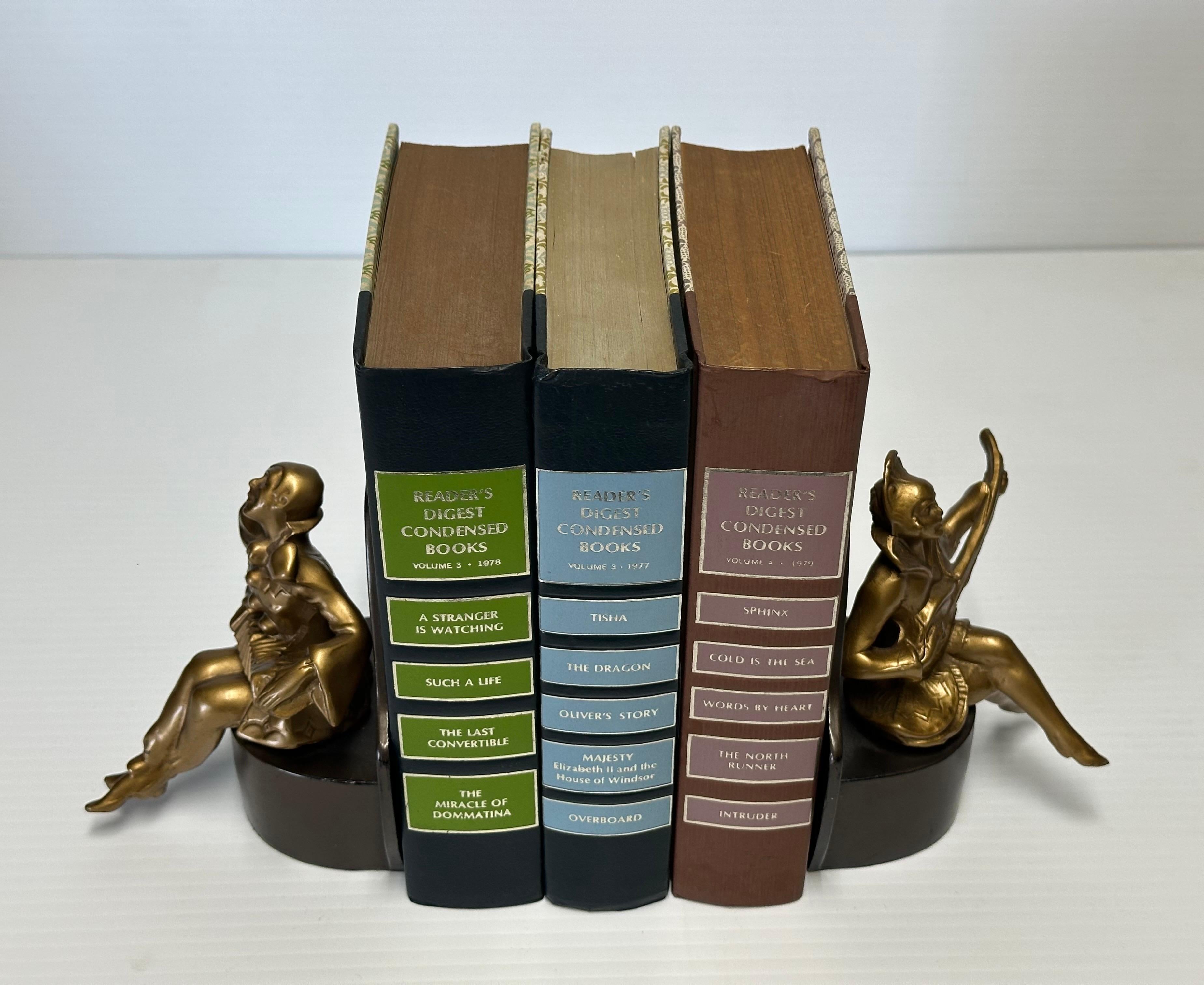 Coppia di reggilibri in ottone Art Deco Arlecchino o Clown musicista su base in metallo in vendita 7