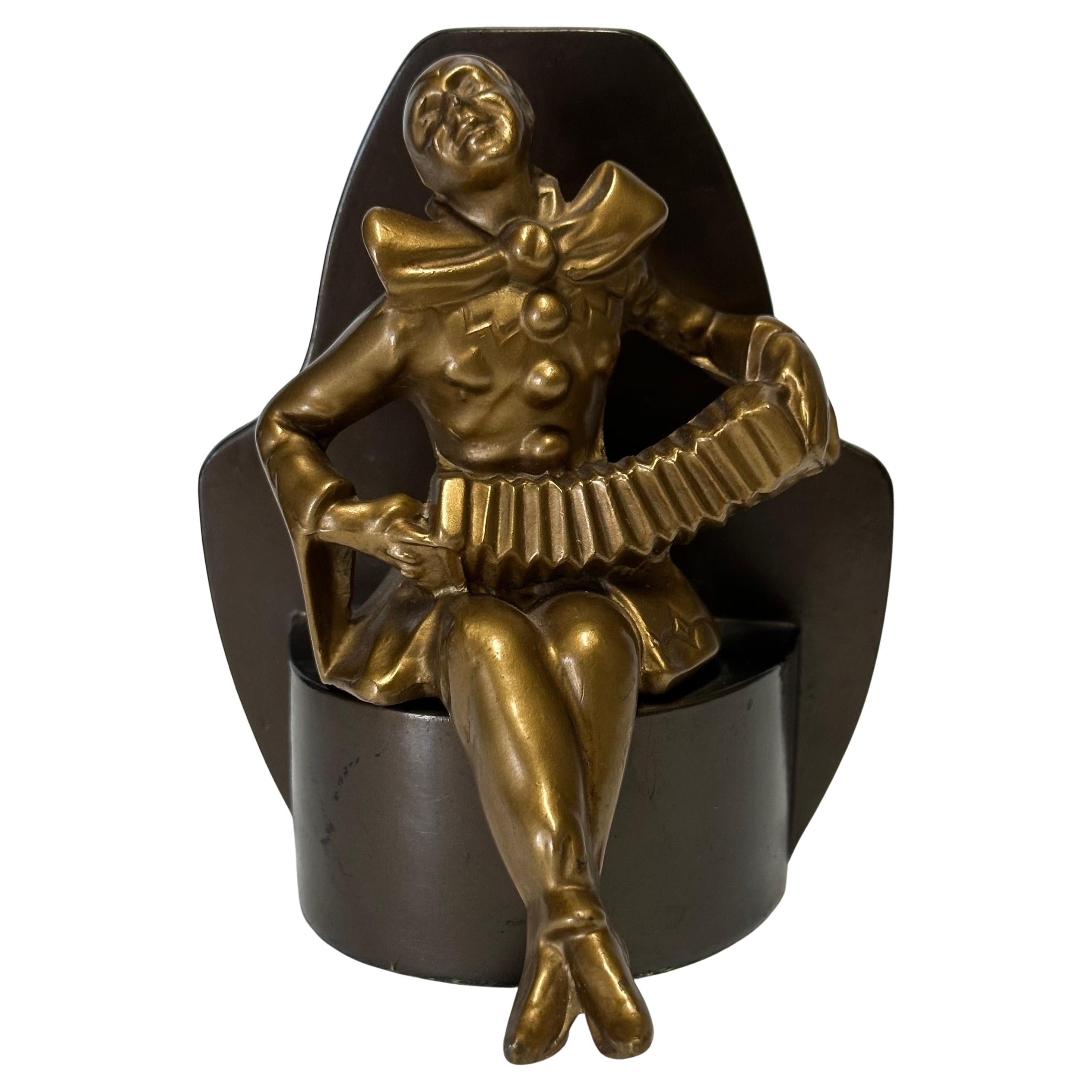 Coppia di reggilibri in ottone Art Deco Arlecchino o Clown musicista su base in metallo In condizioni buone in vendita a San Diego, CA