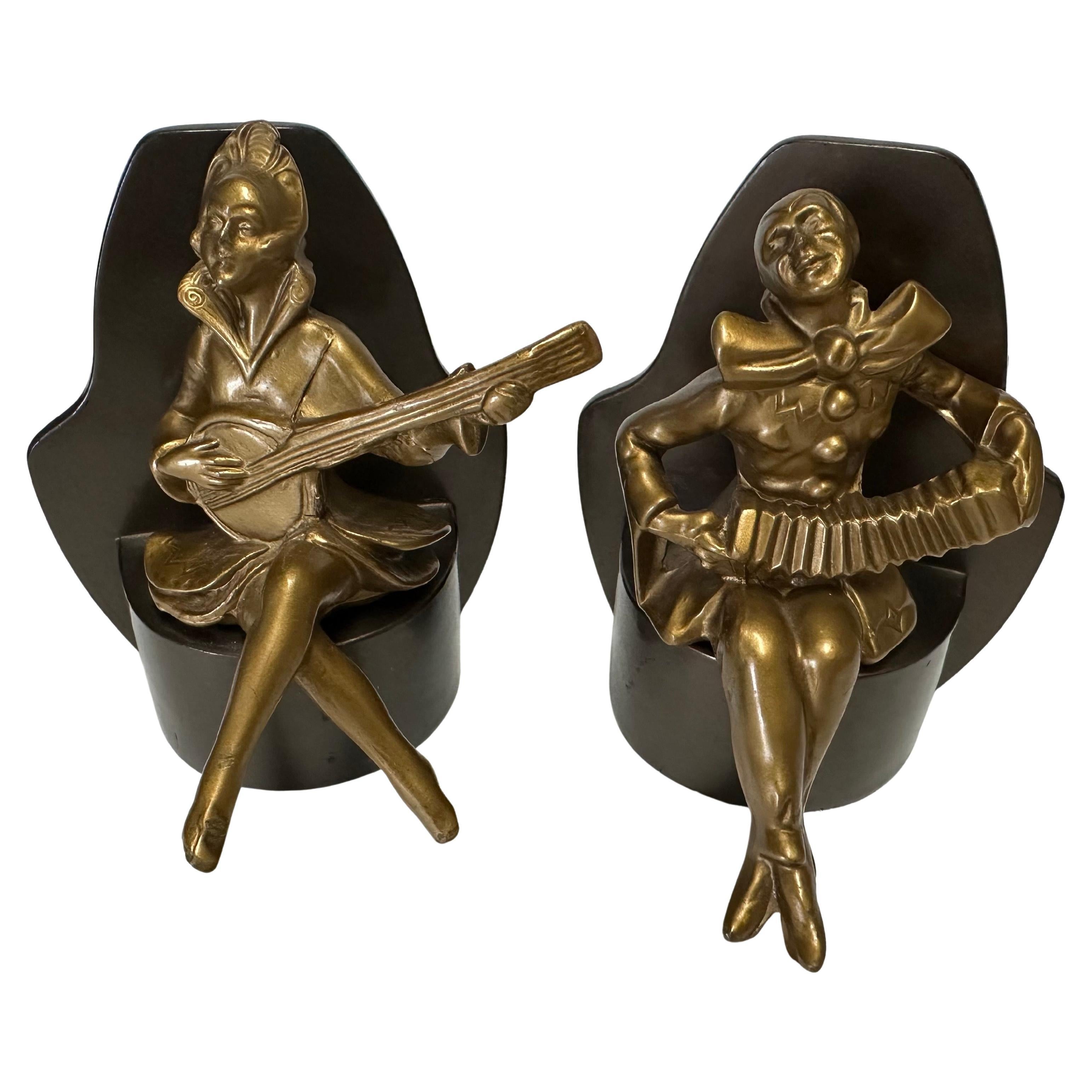 XX secolo Coppia di reggilibri in ottone Art Deco Arlecchino o Clown musicista su base in metallo in vendita