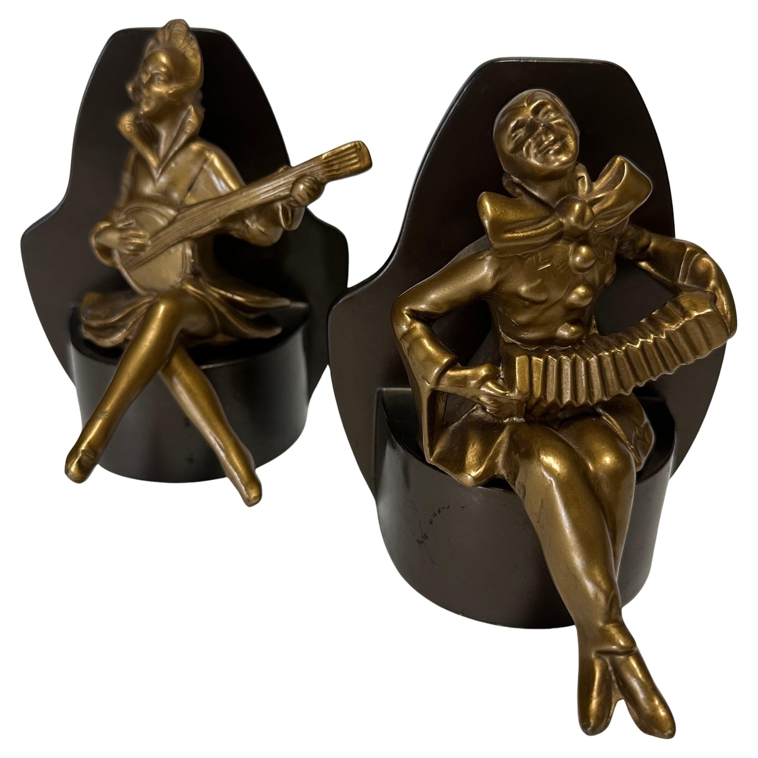 Ottone Coppia di reggilibri in ottone Art Deco Arlecchino o Clown musicista su base in metallo in vendita