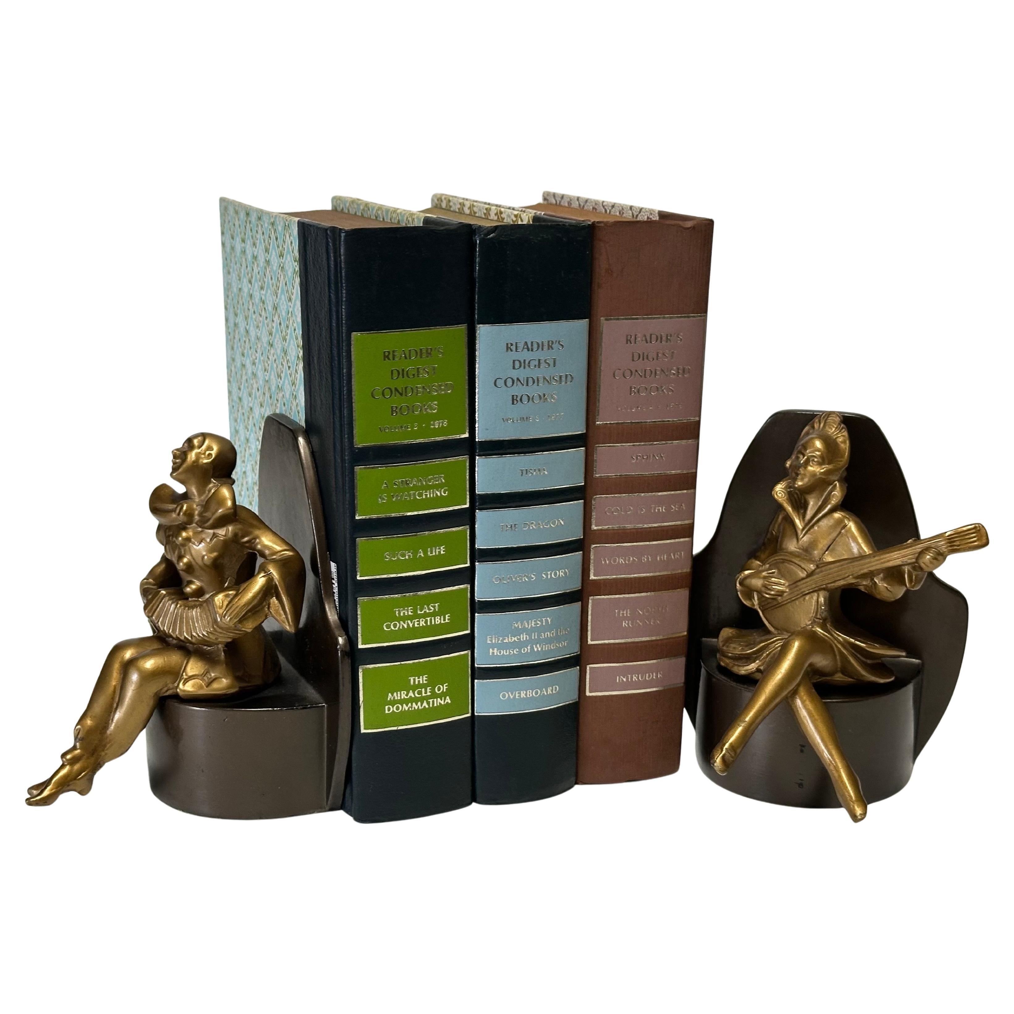 Coppia di reggilibri in ottone Art Deco Arlecchino o Clown musicista su base in metallo in vendita 1