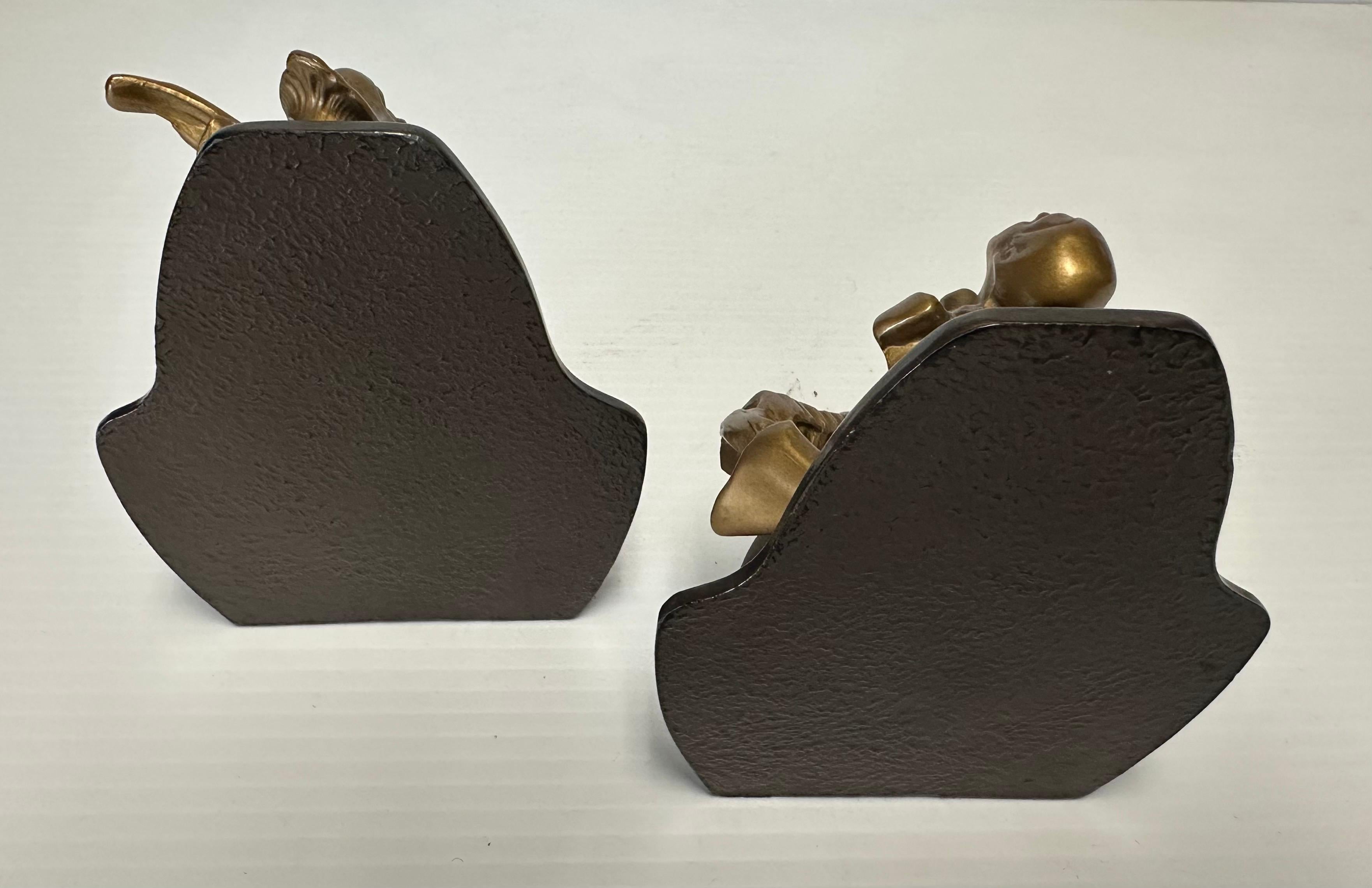 Coppia di reggilibri in ottone Art Deco Arlecchino o Clown musicista su base in metallo in vendita 2