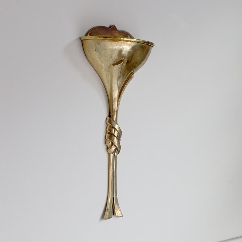 Una coppia di lampade da parete Art Déco in ottone lucido, rare e uniche, caratterizzate da un insolito stelo annodato.

H. 48 x L. 23 cm
Proiezione - 9 cm
Lampadina: 1 x R& alogena (ciascuna)