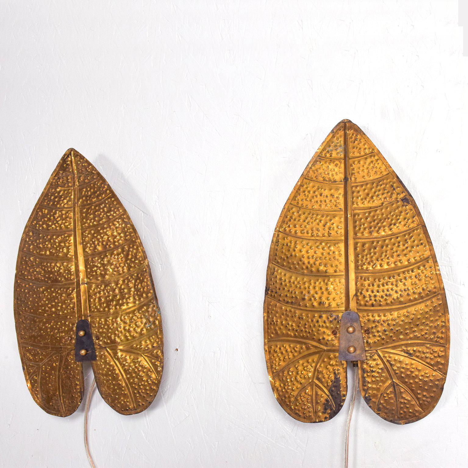 Pair of Art Deco Brass Leaves in the Style of Tommaso Barbi In Good Condition In Chula Vista, CA