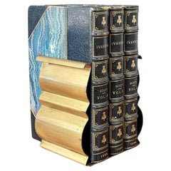Ein Paar Art-Déco-Buchstützen „Scroll“ aus Messing von Chase & Co. Seltene