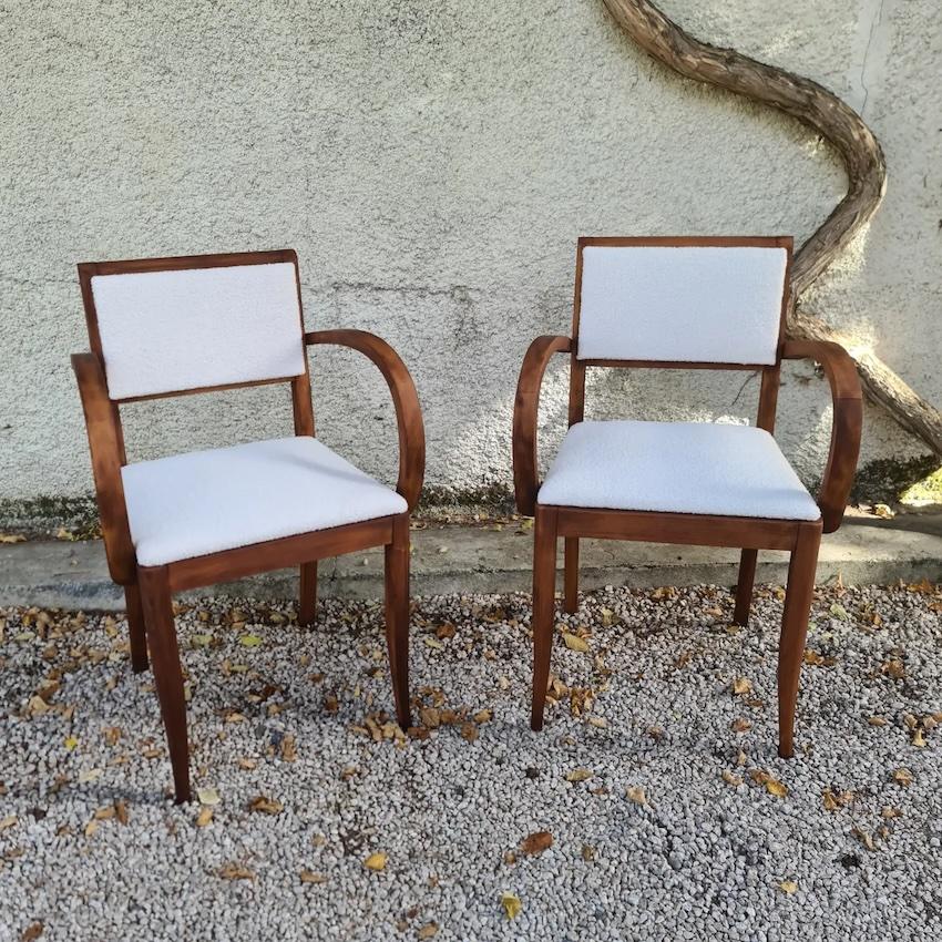Fauteuil bridge des années 1940 et 1950. L'assise et le dossier sont recouverts d'un joli tissu éponge blanc, 2 accoudoirs aux formes largement arrondies, l'ensemble leur donne un charme fou. La chaise est en très bon état.


Art déco
 Contrairement