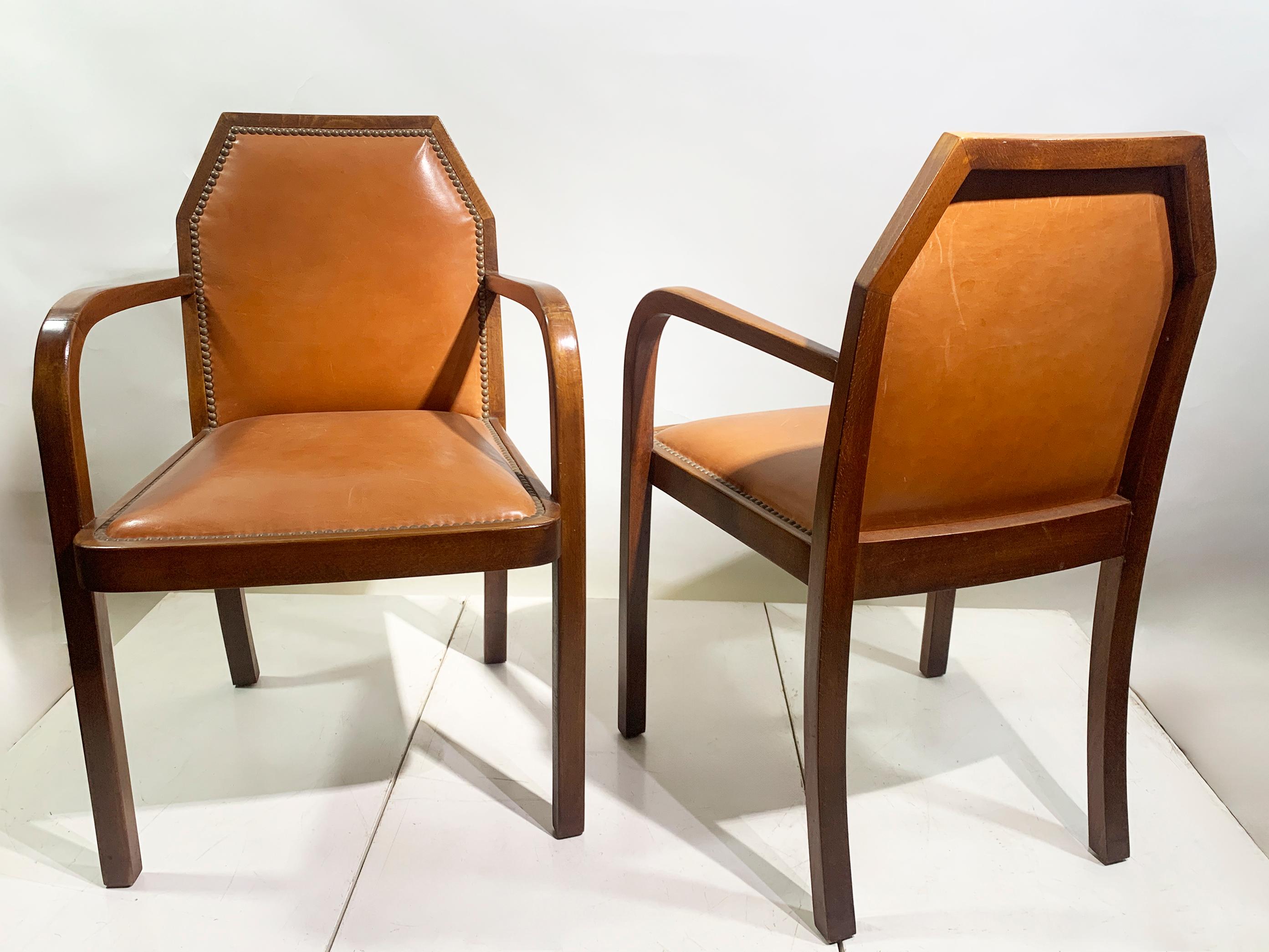 Magnifique paire de fauteuils Art Déco datant du début des années 1930. Ces chaises reflètent parfaitement la précision géométrique et le luxe discret de l'époque, passant de l'opulence des années folles à l'esthétique épurée de la modernité