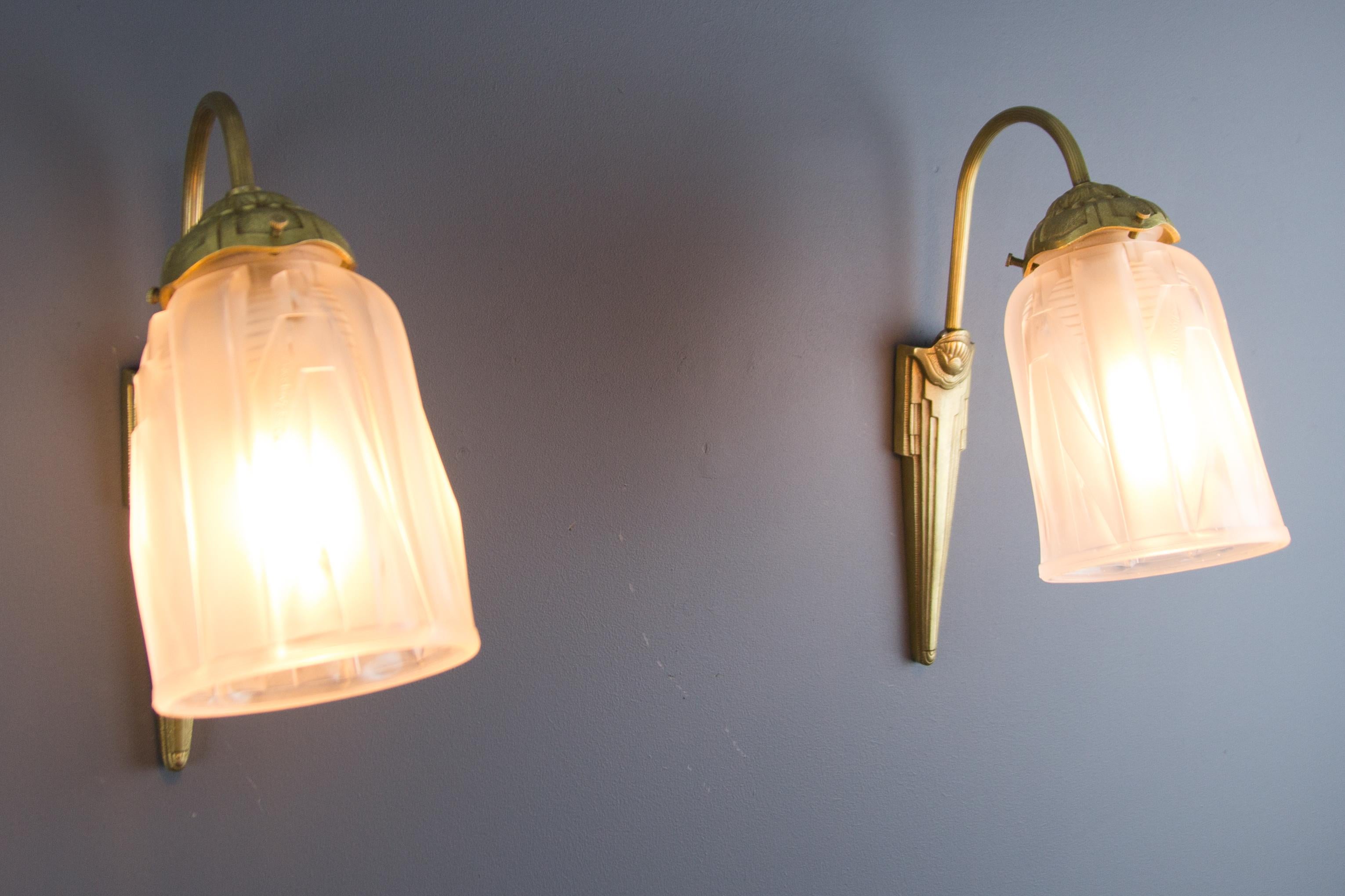 Pair of Art Deco Bronze and Frosted Glass Sconces Signed Muller Frères Luneville In Good Condition In Barntrup, DE
