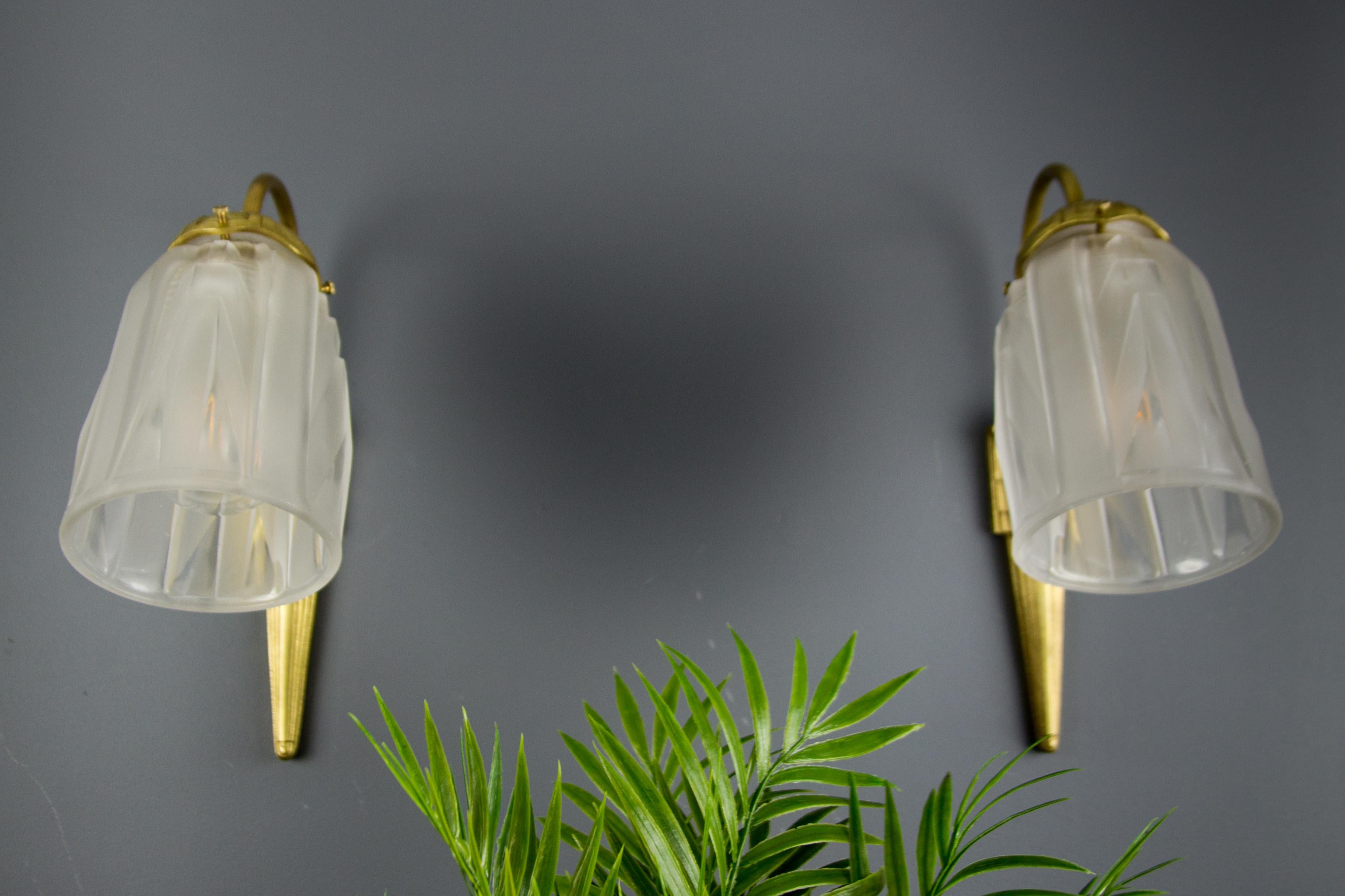 Early 20th Century Pair of Art Deco Bronze and Frosted Glass Sconces Signed Muller Frères Luneville