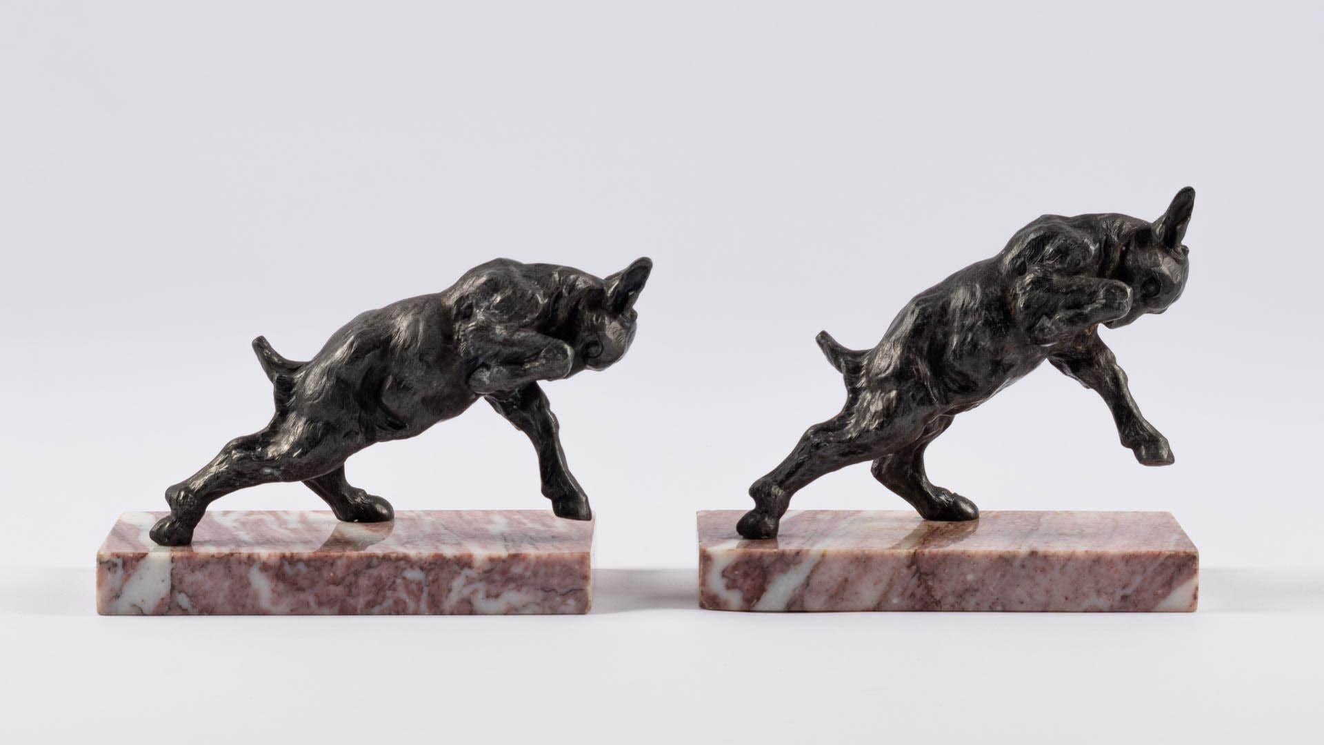 Français Paire de serre-livres Art Déco en bronze et marbre en forme de chèvre, France, vers 1930 en vente