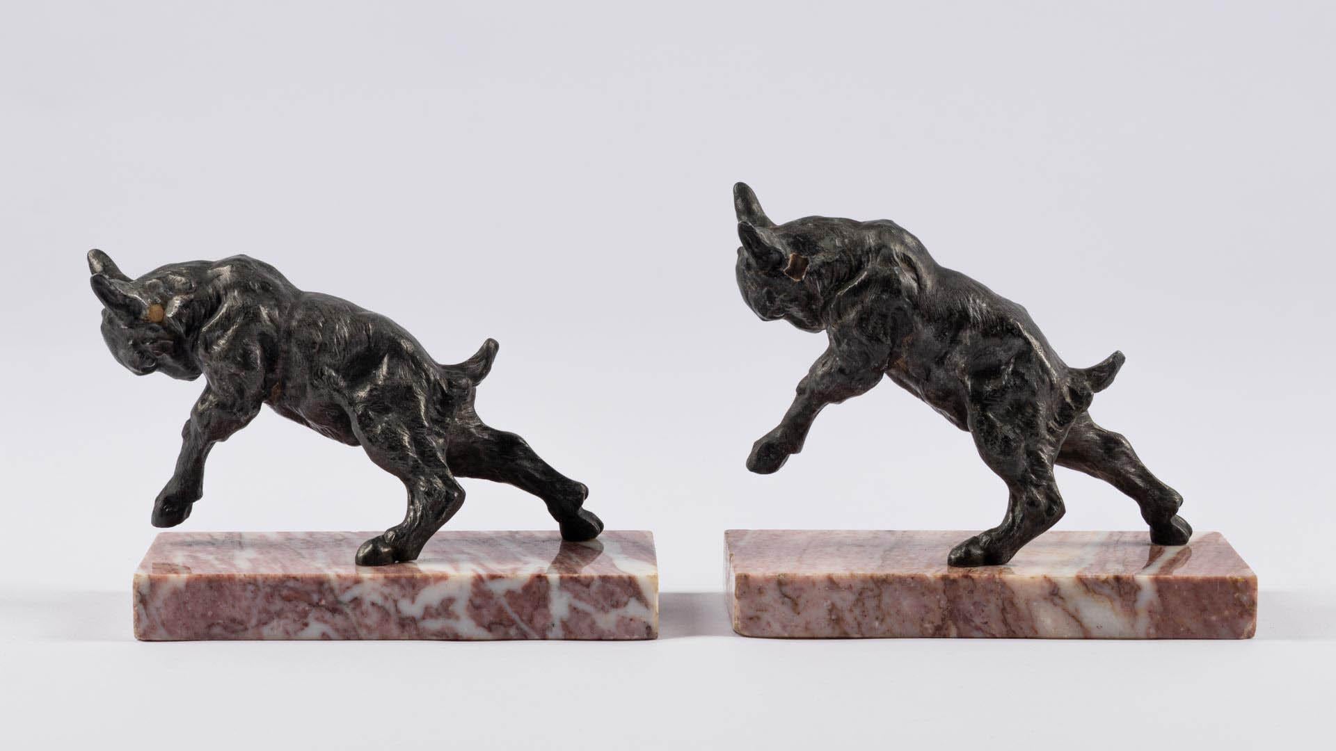Paire de serre-livres Art Déco en bronze et marbre en forme de chèvre, France, vers 1930 Bon état - En vente à Greven, DE