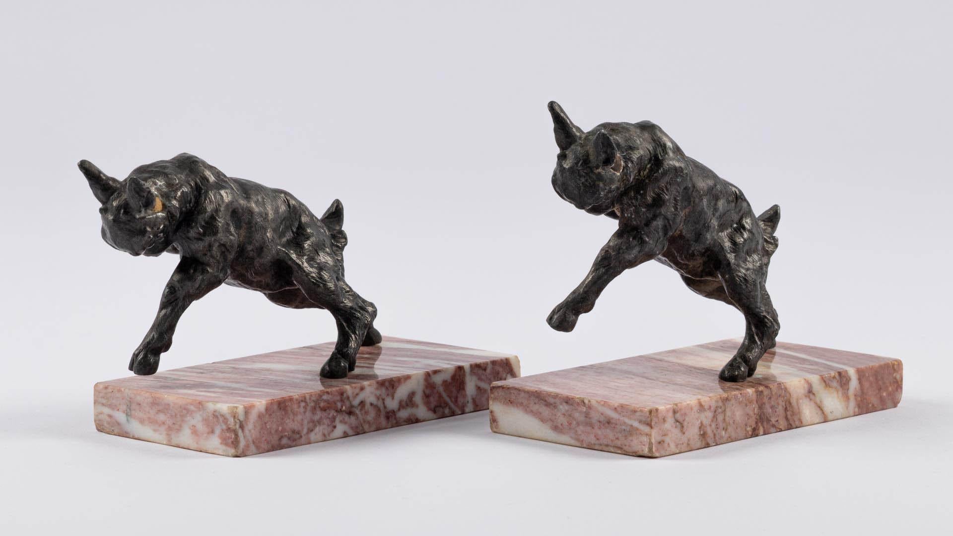 Milieu du XXe siècle Paire de serre-livres Art Déco en bronze et marbre en forme de chèvre, France, vers 1930 en vente