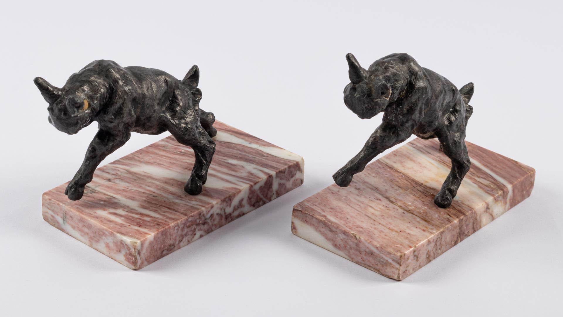 Bronze Paire de serre-livres Art Déco en bronze et marbre en forme de chèvre, France, vers 1930 en vente