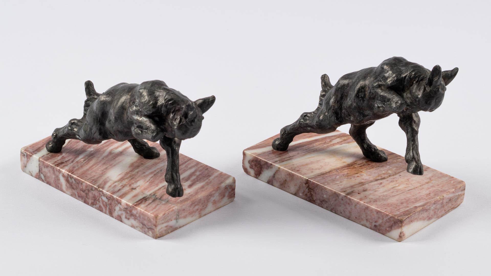 Paire de serre-livres Art Déco en bronze et marbre en forme de chèvre, France, vers 1930 en vente 1