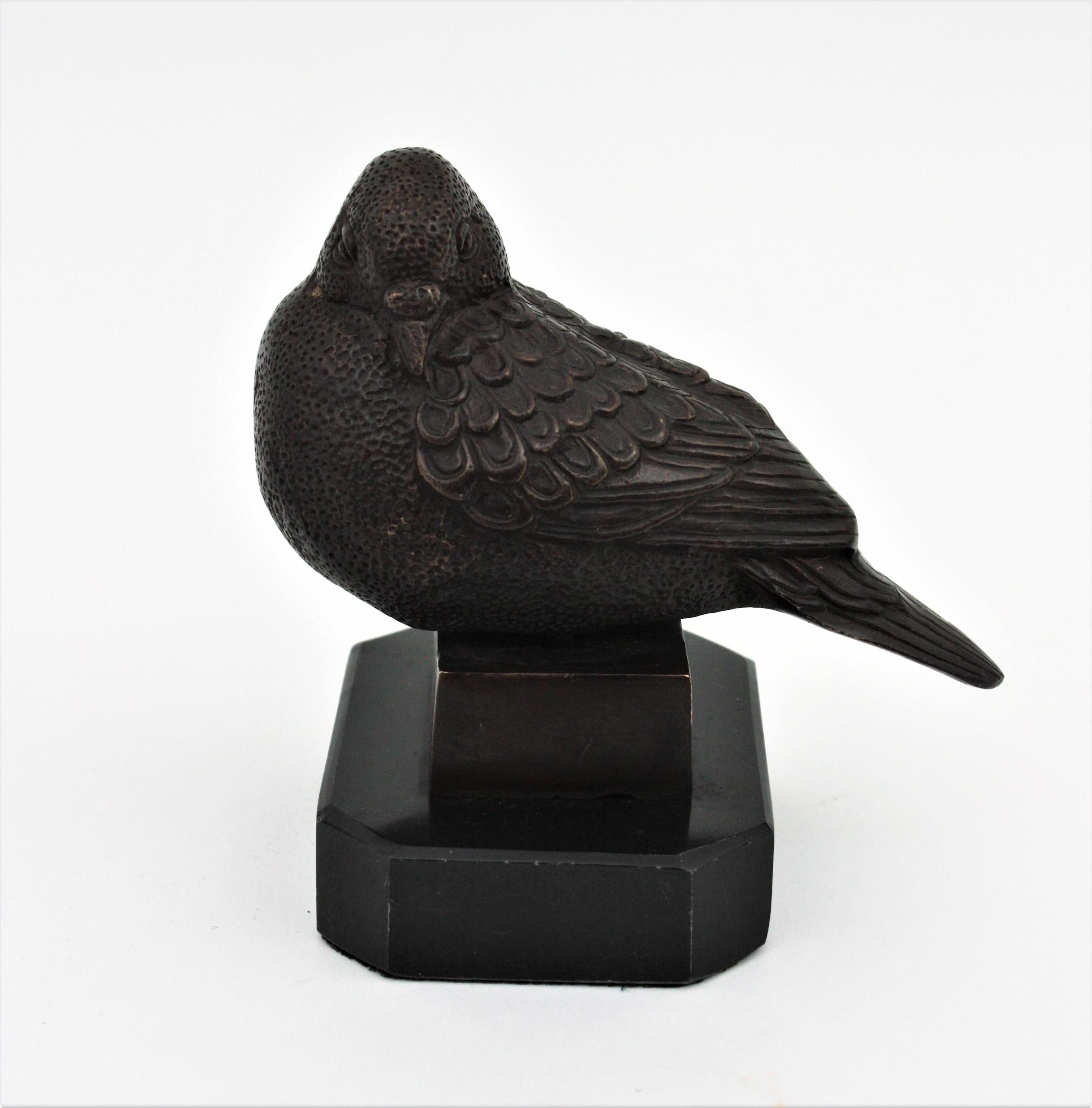 Paire de figurines d'oiseaux Art Déco en bronze sur socle en marbre noir en vente 3