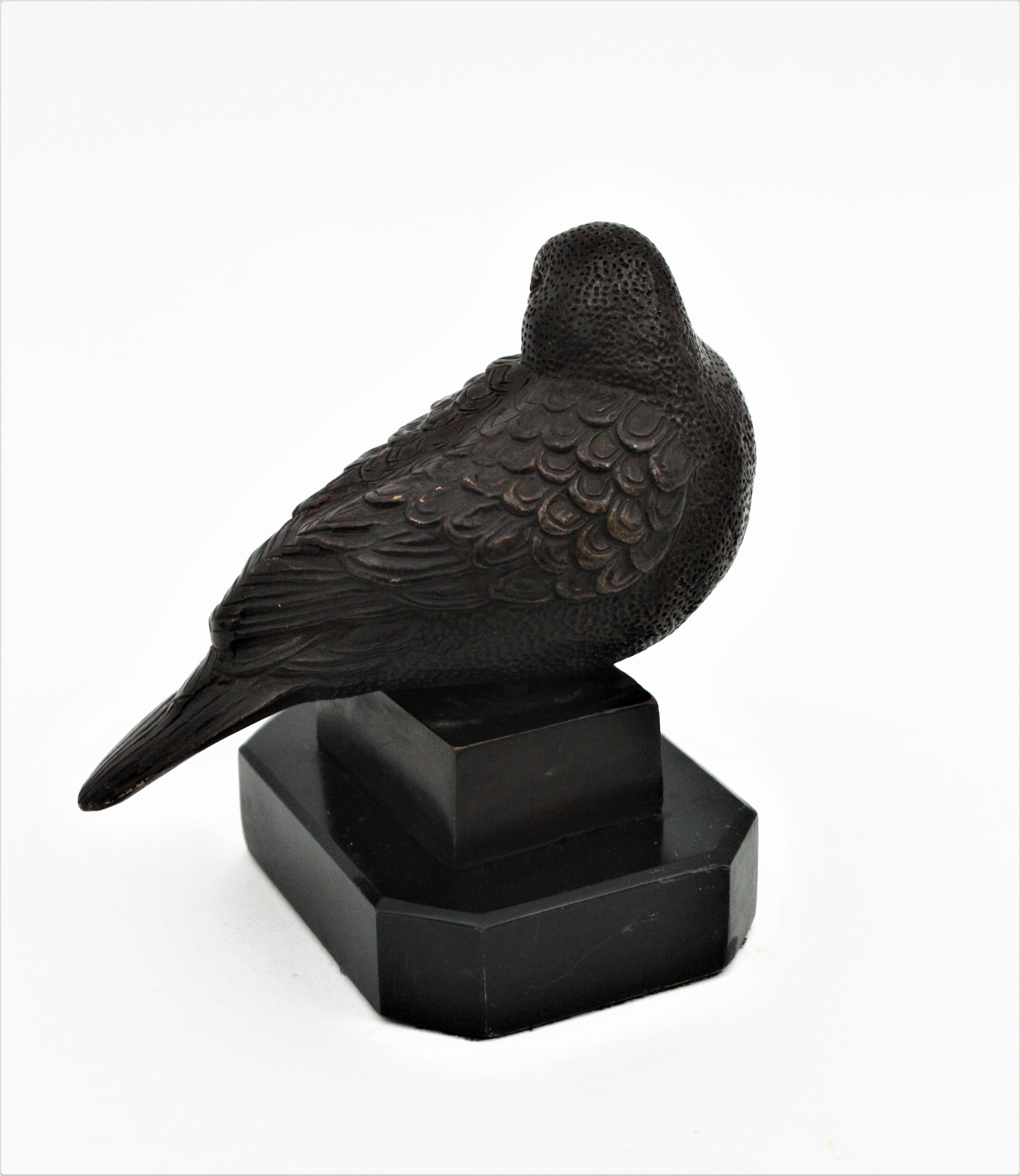 Paire de figurines d'oiseaux Art Déco en bronze sur socle en marbre noir en vente 5