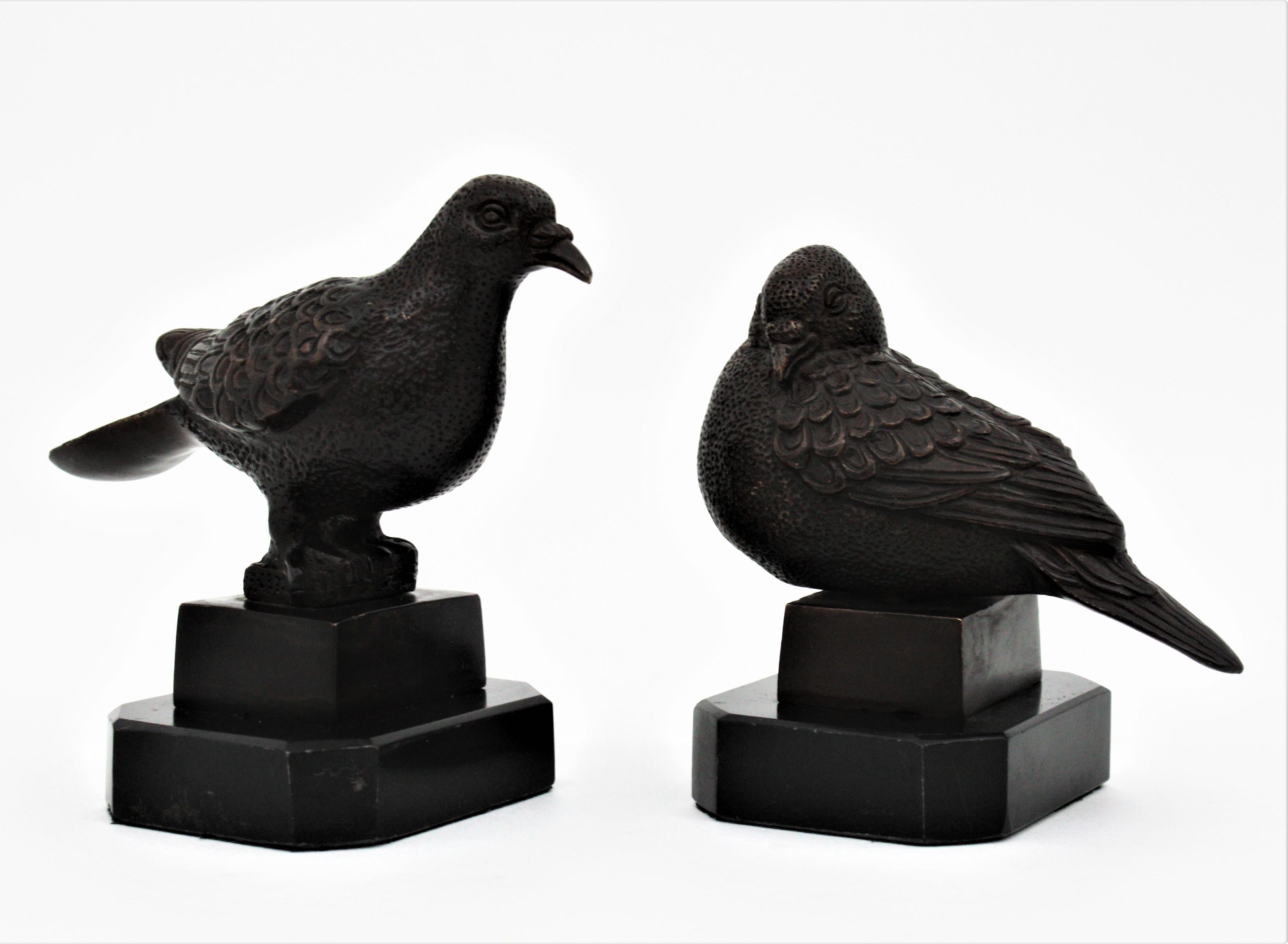 Paire de figurines d'oiseaux Art Déco en bronze sur socle en marbre noir en vente 7