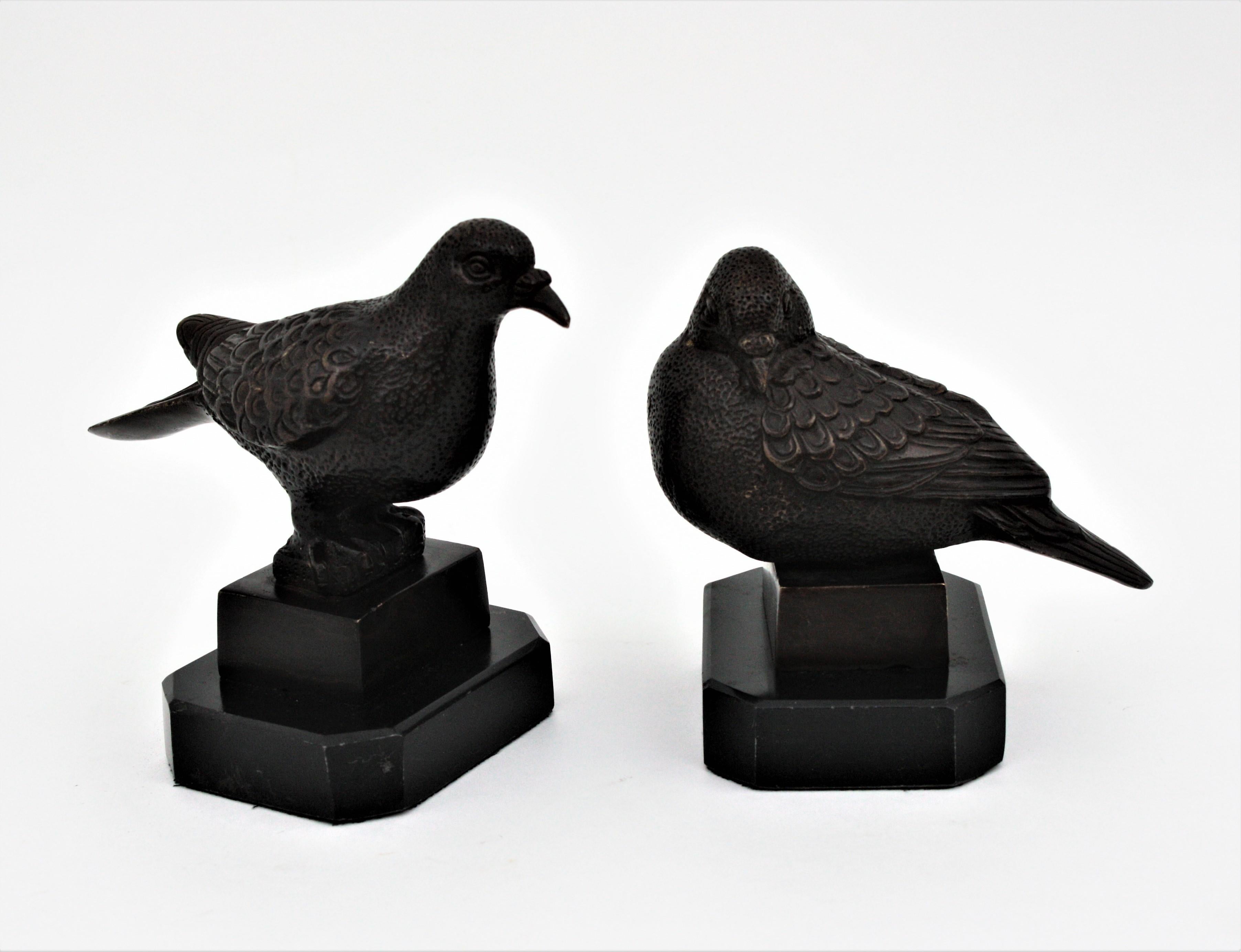 Français Paire de figurines d'oiseaux Art Déco en bronze sur socle en marbre noir en vente