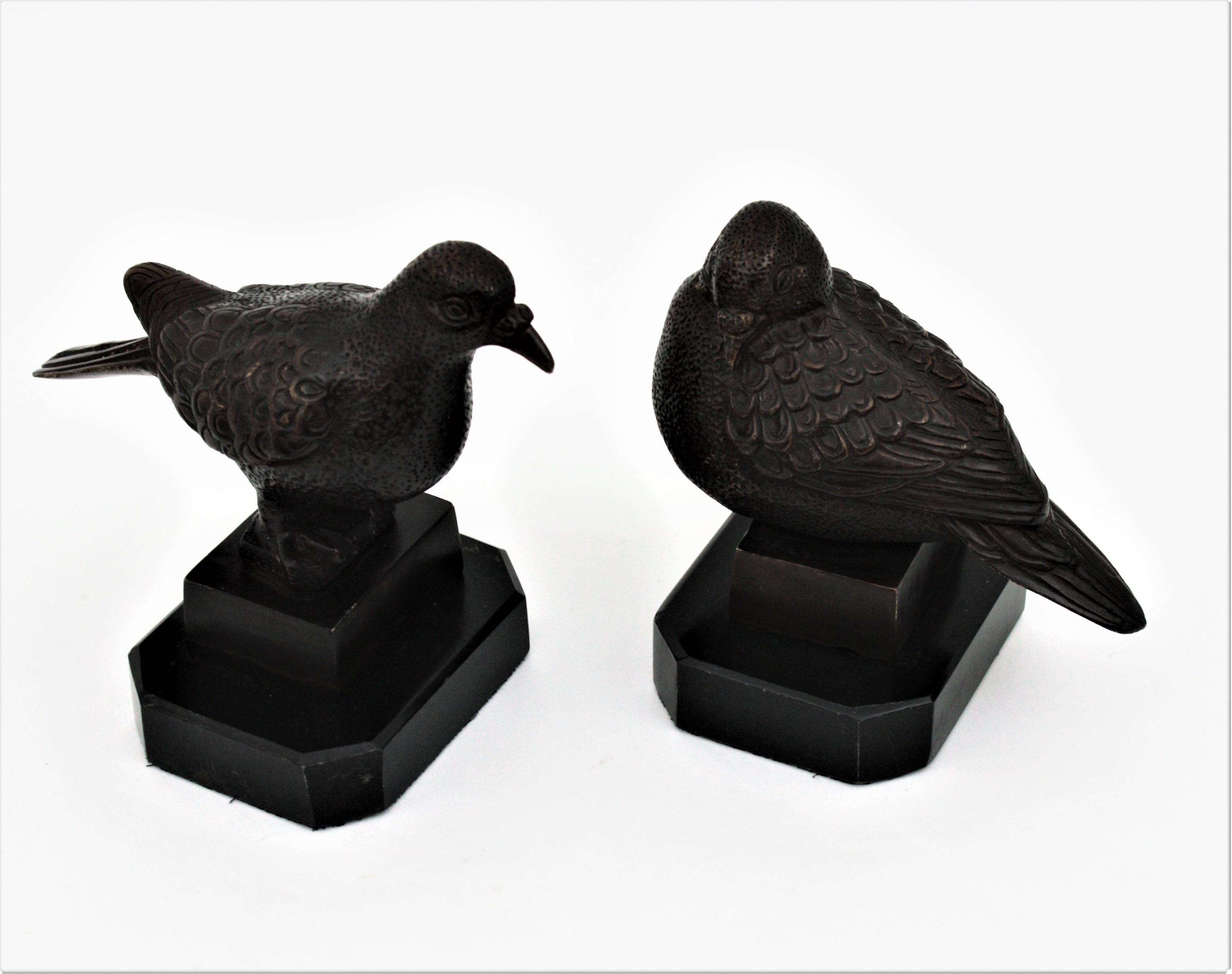 Pair of Art Deco Bronze Bird Figures on Black Marble Bases In Good Condition For Sale In Barcelona, ES