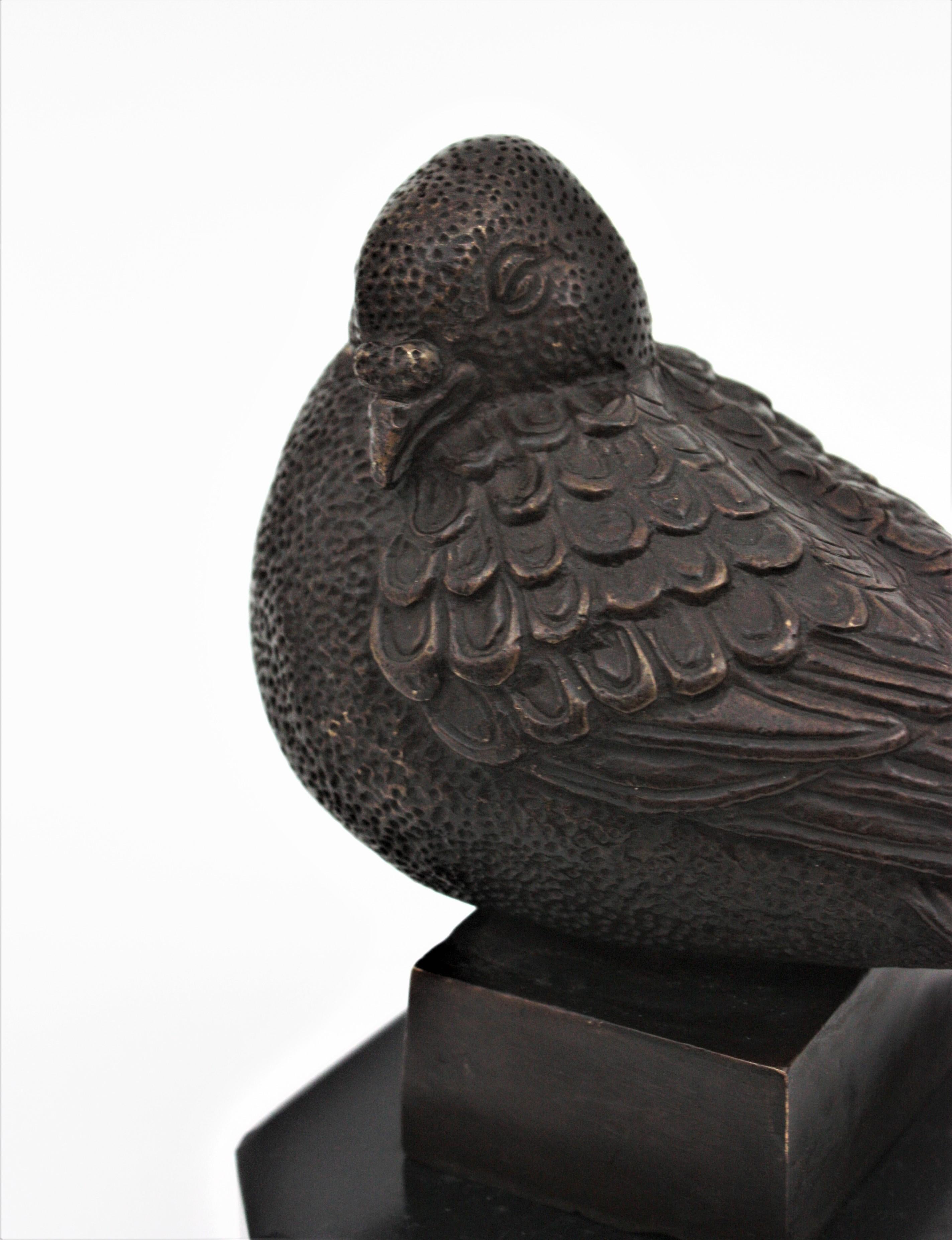 Paar Art-Déco-Bronze-Vogelfiguren auf schwarzen Marmorsockeln (20. Jahrhundert) im Angebot